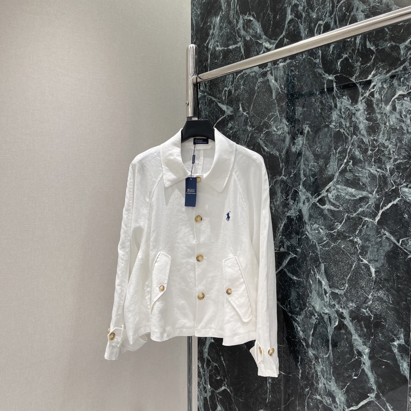 NO:820469,P The highest version on the market, the girl inspects the goods, trims the three marks on the threads, and delivers the goods. You can post pictures and take videos. If you want quality and service, please add me on WeChat. We will not accept urgent orders. Raf 26 new summer linen jacket, classic single-breasted + lapel design, full of details, Polo pony embroidery on the chest, full of brand sense. The silhouette is tailored not to pick on the figure, white is versatile, can be easily worn in jeans and skirts, and is OK for commuting and leisure! The linen material is breathable and textured.  It is a must-have and practical item for the spring and summer wardrobe. One color SML, women's clothing, skirts, jeans, jackets & coats,19860909P市面最高版本小妹验货、修剪线头上三标、发货可发图及拍视频,要品质要服务的加我微信,不接急单. 拉夫 26夏季新款 亚麻外套 经典单排扣+翻领设计 细节满分 胸前Polo小马刺绣 品牌感十足.廓形剪裁不挑身材,白色百搭,牛仔裤,裙装都能轻松驾驭 通勤休闲都OK!亚麻材质透气又有质感 是春夏衣橱必备实用单品.一个色SML,女装,skirts,jeans,jackets & coats,,Women's clothing