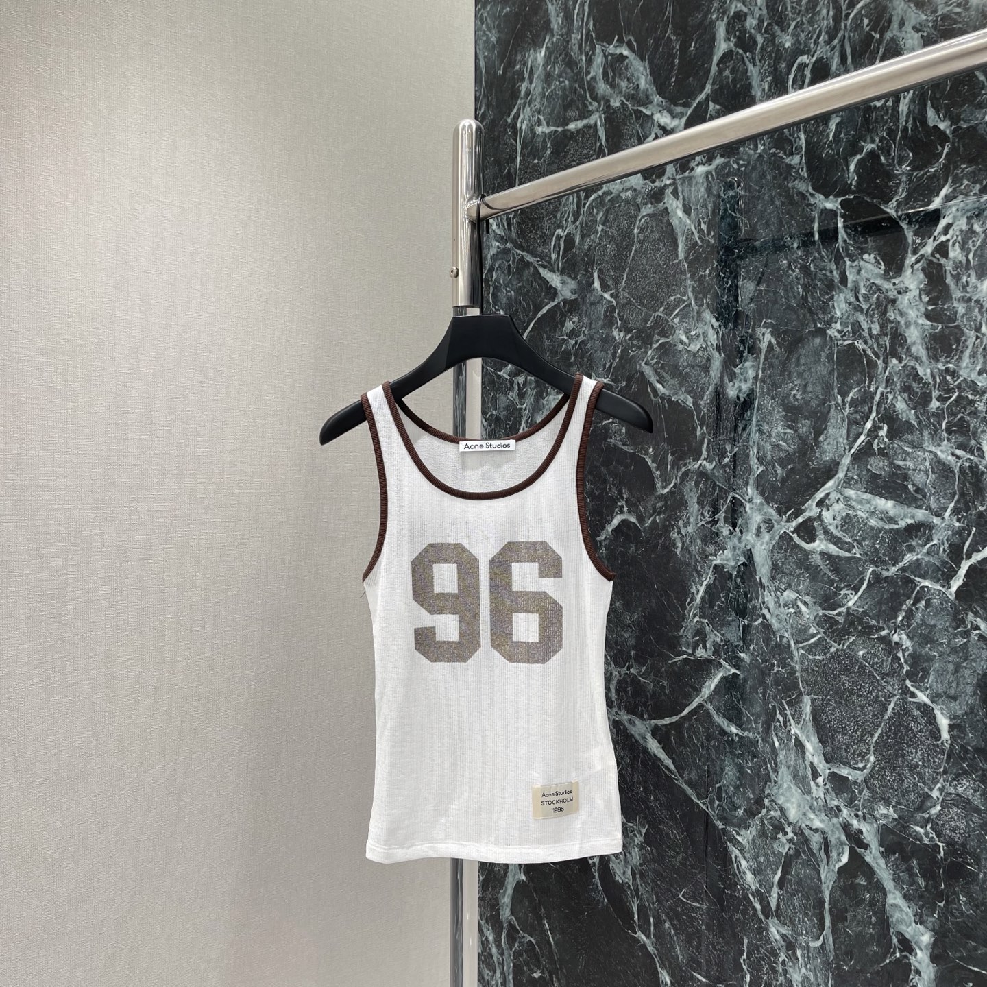NO:820418,P The highest version on the market, the girl inspects the goods, trims the three marks on the threads, and delivers the goods. You can post pictures and take videos. If you want quality or service, add me on WeChat. We will not accept urgent orders. Acne 26 new summer style, contrasting hemming vest, white micro-transparent mesh + brown contrasting edge, simple and detailed! The '96' digital printing on the front has an American retro sports style. The brand woven logo in the lower left corner enhances the recognition. The fit is slim.  It's OK to wear alone or layered in summer. One Color SML, Women's Clothing, Acne Studios,19860909P市面最高版本小妹验货、修剪线头上三标、发货可发图及拍视频,要品质要服务的加我微信,不接急单. Acne 26夏季新款 撞色包边背心 白色微透网纱+棕色撞色边 简约又有细节感!正面”96“数字印花超有美式复古运动风 左下角品牌织标提升辨识度 版型修身 夏天单穿或内搭都很OK.一个色SML,女装,acne studios,,Women's clothing