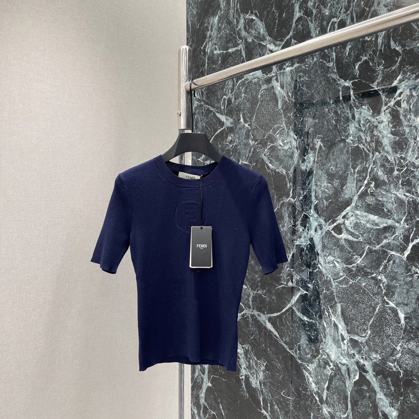 NO:820443,P. The highest version on the market. The girl inspects the goods, trims the three marks on the threads, and delivers the goods. You can send pictures and take videos. If you want quality and service, please add me on WeChat. We will not accept urgent orders. FD 26 new summer model. Jacquard knitted short sleeves. The FF logo on the chest is very recognizable. Round neck + five-quarter sleeve design. Super comfortable to wear in spring and summer. Breathable and fit.  It can be easily worn in daily life or light formal occasions. It looks great with jeans and wide-leg pants, casual and high-end. Three colors: SML, Fendi-clothing, fendi, jeans, T-shirt,19860909P市面最高版本小妹验货、修剪线头上三标、发货可发图及拍视频,要品质要服务的加我微信,不接急单. FD 26夏季新款 提花针织短袖 胸前FF标志超有辨识度 圆领+五分袖设计 春夏穿超舒服 透气又贴合 日常或轻正式场合都能轻松驾驭.搭配牛仔裤,阔腿裤都很出彩,随性又高级.三个色SML,芬迪-服装,fendi,jeans,T-shirt,,Women's clothing