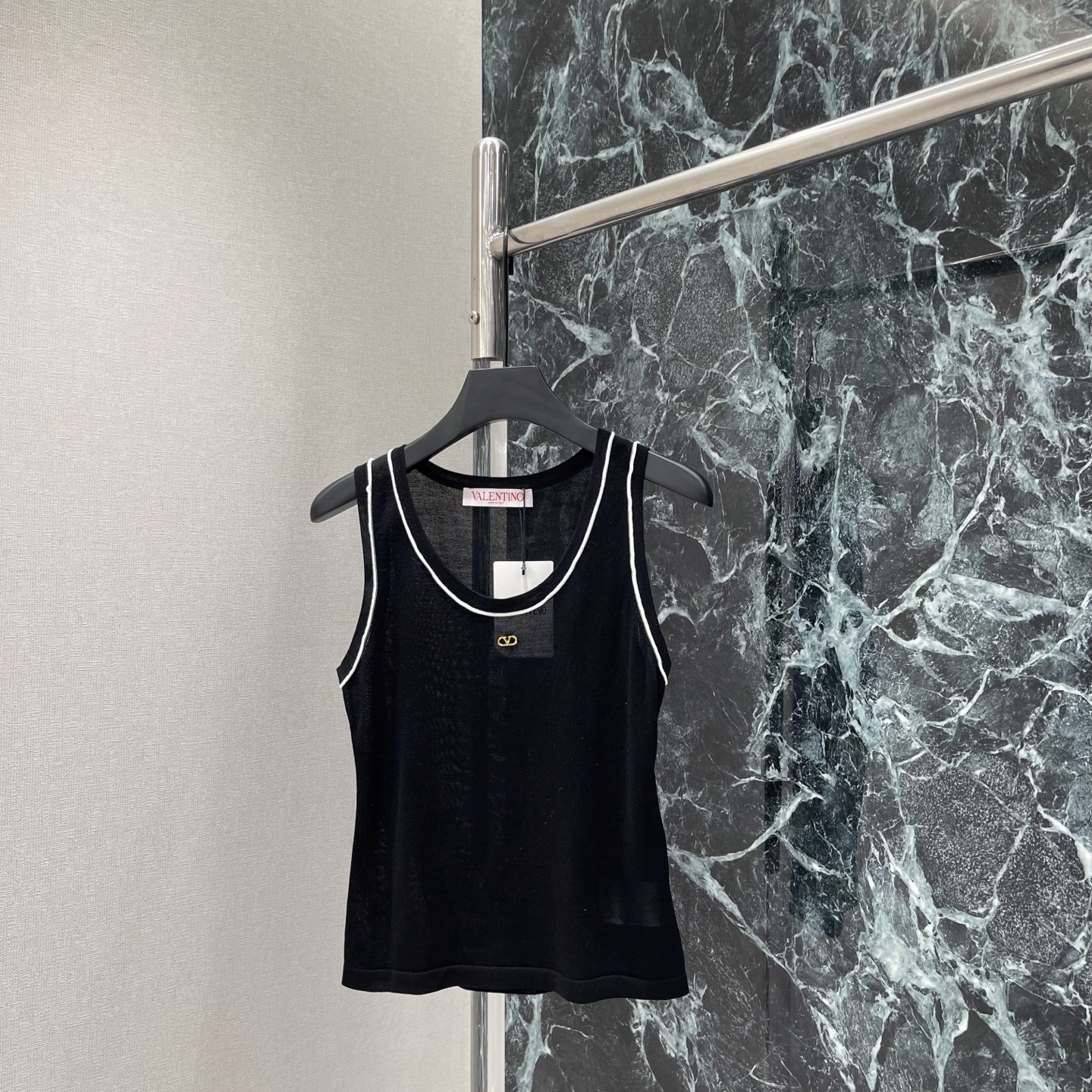 NO:820423,P The highest version on the market, the girl inspects the goods, trims the three marks on the threads, and delivers the goods. You can post pictures and take videos. If you want quality or service, add me on WeChat. We will not accept urgent orders. Val Warren 26 new summer style knitted vest with contrasting edges. The contrasting edge design is super recognizable. Simple and exquisite, close-fitting and comfortable. It is OK to wear alone or inside in summer! The U-neck highlights the collarbone and the golden logo embellishment is full of details for daily commuting.  It can be easily controlled for casual wear. Two colors SML, Valentino-clothing, valentino,19860909P市面最高版本小妹验货、修剪线头上三标、发货可发图及拍视频,要品质要服务的加我微信,不接急单. Val华伦 26夏季新款 撞色边针织背心 撞色边设计超有辨识度 简约又精致 贴身舒适 夏天单穿或内搭都很OK!U领凸显锁骨 金色Logo点缀细节感满满 日常通勤 休闲都能轻松驾驭.两个色SML,华伦天奴-服装,valentino,,Women's clothing