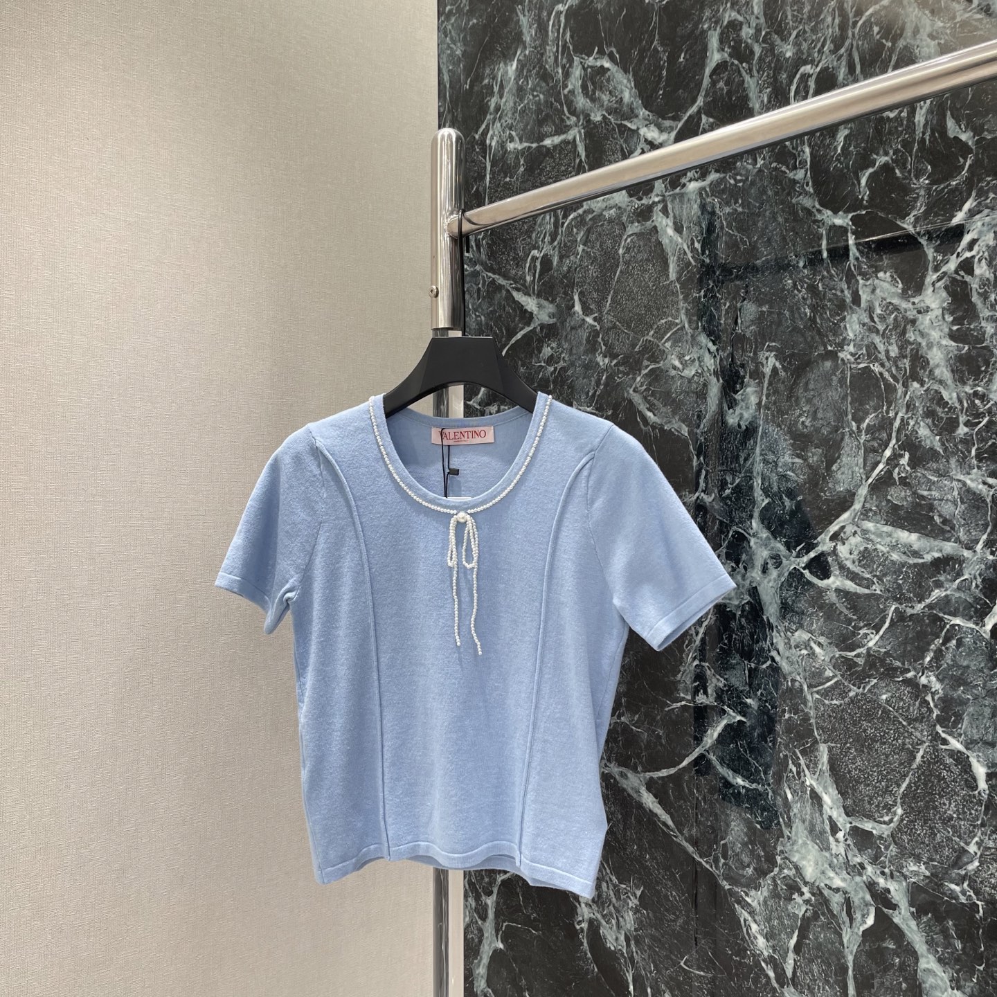 NO:820428,P The highest version on the market, the girl inspects the goods, trims the three marks on the threads, and delivers the goods. You can send pictures and videos. If you want quality and service, please add me on WeChat. We will not accept urgent orders. Val Warren 26 new summer style white short sleeves decorated with pearls. Super delicate pearl embellishment on the neckline. Simple and elegant style. The short-sleeved design is very suitable for spring and summer. It is OK to wear alone or as an inner layer! The pearl details enhance the texture. It can be easily managed for commuting and dating in daily life. Pair with high-waisted pants or skirts.  The temperament is directly full ~ three colors SML, Valentino-clothing, valentino, skirts, T-shirt,19860909P市面最高版本小妹验货、修剪线头上三标、发货可发图及拍视频,要品质要服务的加我微信,不接急单. Val华伦 26夏季新款 珍珠装饰白色短袖 领口珍珠点缀超精致 简约优雅风 短袖设计很适合春夏 单穿或内搭都很OK!珍珠细节提升质感 通勤约会日常都能轻松驾驭 搭配高腰裤或半裙 气质直接拉满~三个色SML,华伦天奴-服装,valentino,skirts,T-shirt,,Women's clothing