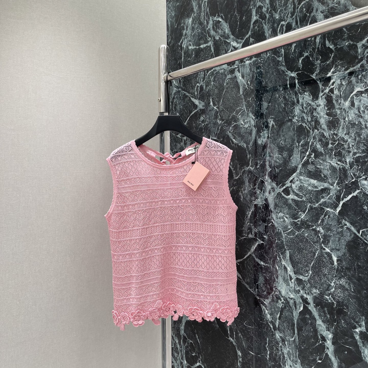 NO:820433,P The highest version on the market, the girl inspects the goods, trims the three marks on the threads, and delivers pictures and videos. If you want quality and service, please add me on WeChat. We will not accept urgent orders. Miu 26 new summer lace sleeveless top, round neck design + exquisite hollow lace, small flowers on the edge of the hem, full of details, light and breathable, super comfortable to wear in summer, sleeveless tailoring, easy to move, easy to get fresh and elegant style~daily commuting  Can be worn casually, practical and fashionable. Four colors SML, Miu Miu-clothing, miumiu,19860909P市面最高版本小妹验货、修剪线头上三标、发货可发图及拍视频,要品质要服务的加我微信,不接急单. Miu 26夏季新款 蕾丝无袖上衣 圆领设计+精致镂空蕾丝 下摆边缘点缀小花 细节感满满 轻薄透气 夏天穿超舒服 无袖剪裁活动自如 轻松get清新优雅风~日常通勤 休闲都能穿,实用又时髦.四个色SML,缪缪-服装,miumiu,,Women's clothing