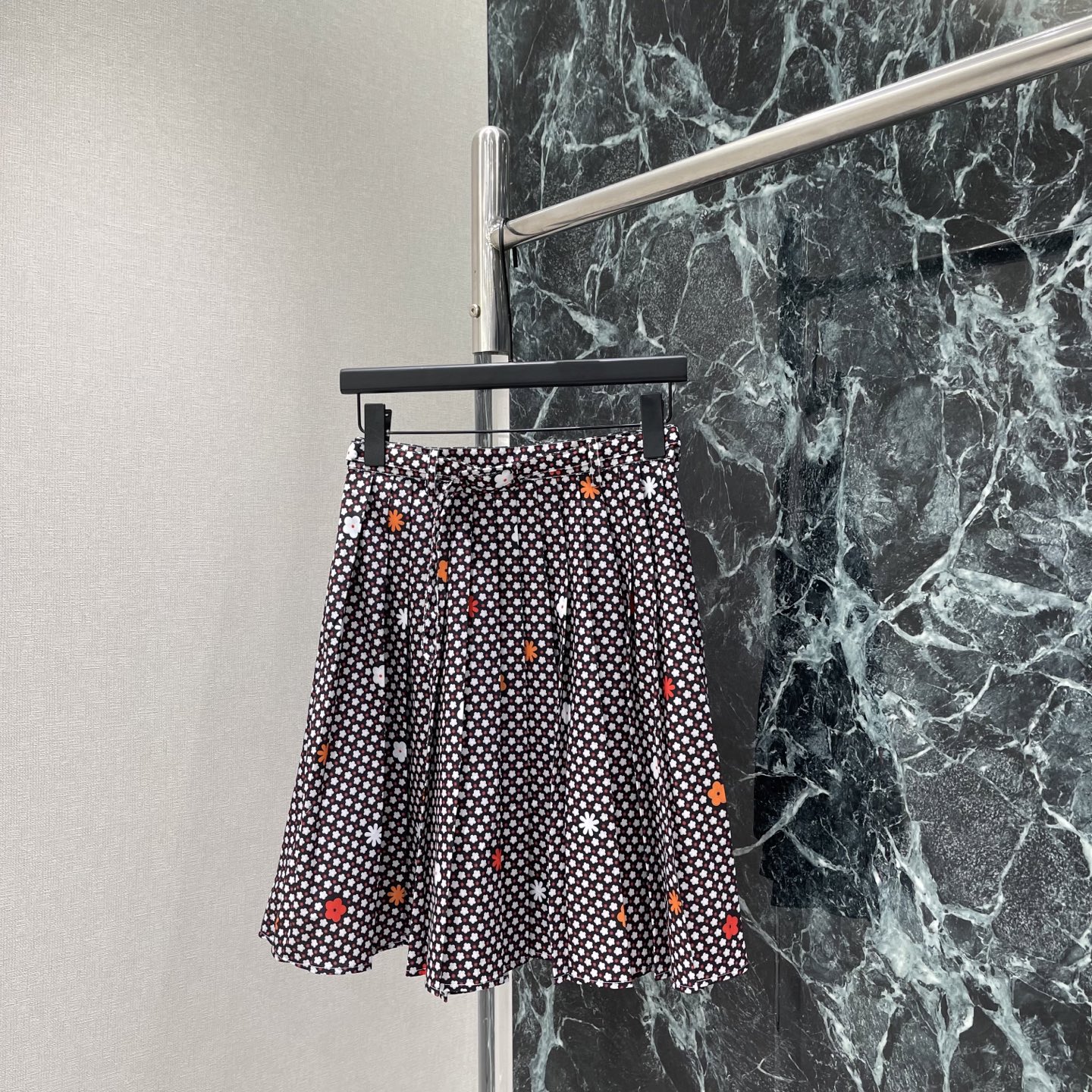 NO:821533,MM6 26 new summer style floral pleated skirt, retro and playful, pleated skirt is smart and elegant, perfect drape, high waist design modifies the waistline, pear-shaped figure friendly, match with white T or sweater, easily switch between Korean sweet girl or commuting elegant style. It can be easily controlled for daily commuting, dating, and spring outings. It is a walking spring pictorial. Two colors SML, women's clothing, masion margiela, skirts,19860909MM6 26夏季新款 碎花百褶裙 复古又俏皮 百褶裙摆灵动飘逸 垂坠感满分 高腰设计修饰腰线 梨形身材友好 搭配白T或针织衫 轻松切换韩系甜妹or通勤优雅风格.日常通勤,约会,春日踏青都能轻松驾驭 是行走的春日画报.两个色SML,女装,masion margiela,skirts,,Women's clothing