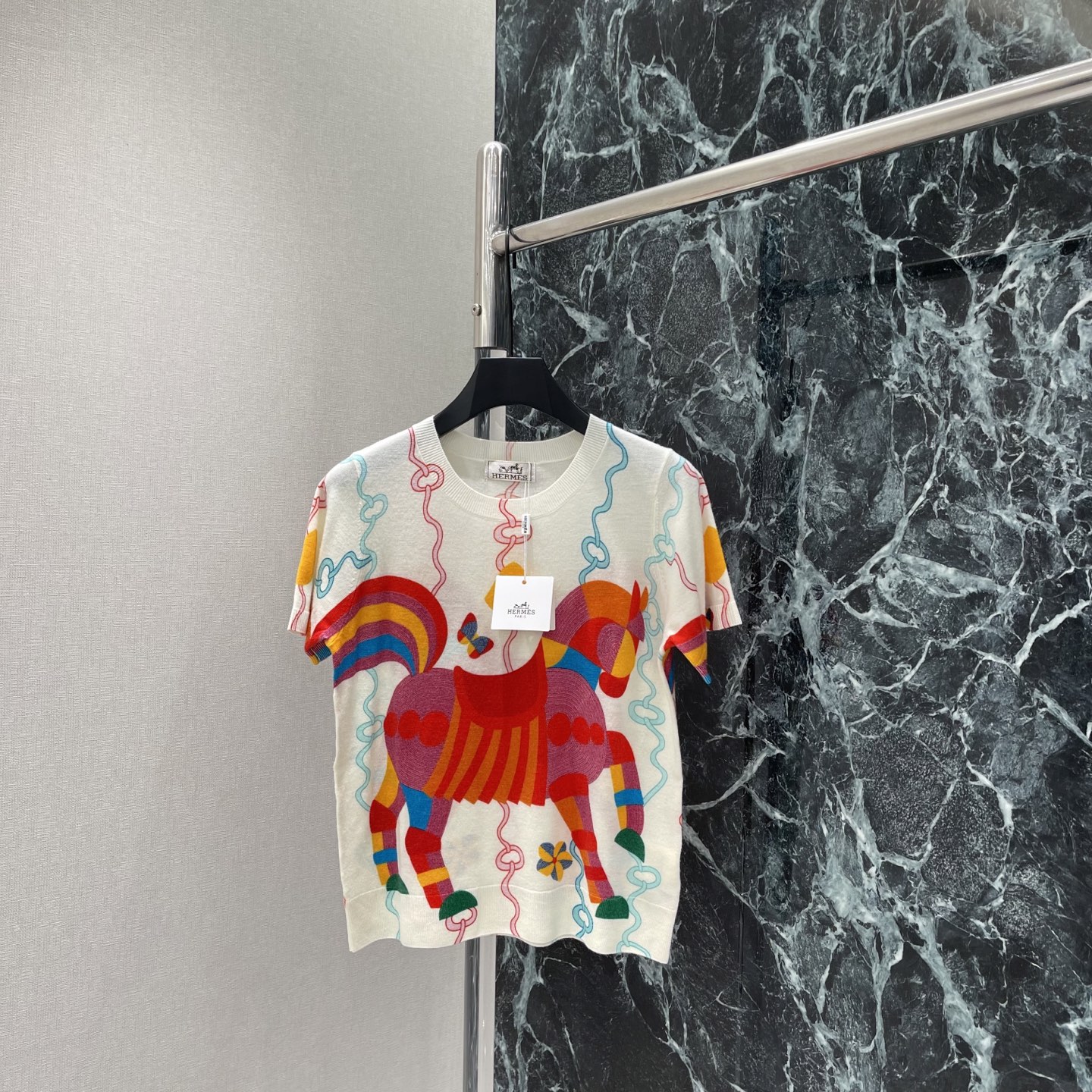 NO:821551,P. The highest version on the market. The girl inspects the goods, trims the three marks on the threads, and delivers the goods. You can post pictures and take videos. If you want quality or service, please add me on WeChat. We will not accept urgent orders. Her 26 new summer style, Year of the Horse themed sweater, off-white base with colorful horse patterns, full of art! Soft and comfortable, perfect for spring and summer wear.  Round neck short-sleeved design, slim fit, easy to match various styles. The horse pattern means immediate success, and can be worn during festivals or daily life. One color SML, Hermès-clothing, hermes, T-shirt,19860909P市面最高版本小妹验货、修剪线头上三标、发货可发图及拍视频,要品质要服务的加我微信,不接急单. Her 26夏季新款 马年主题针织衫 米白色底配多彩马图案 艺术感满满!柔软舒适 春夏穿超合适 圆领短袖设计,修身剪裁,轻松搭配各种风格.马图案寓意马到成功,节日或日常都能穿.一个色SML,爱马仕-服装,hermes,T-shirt,,Women's clothing