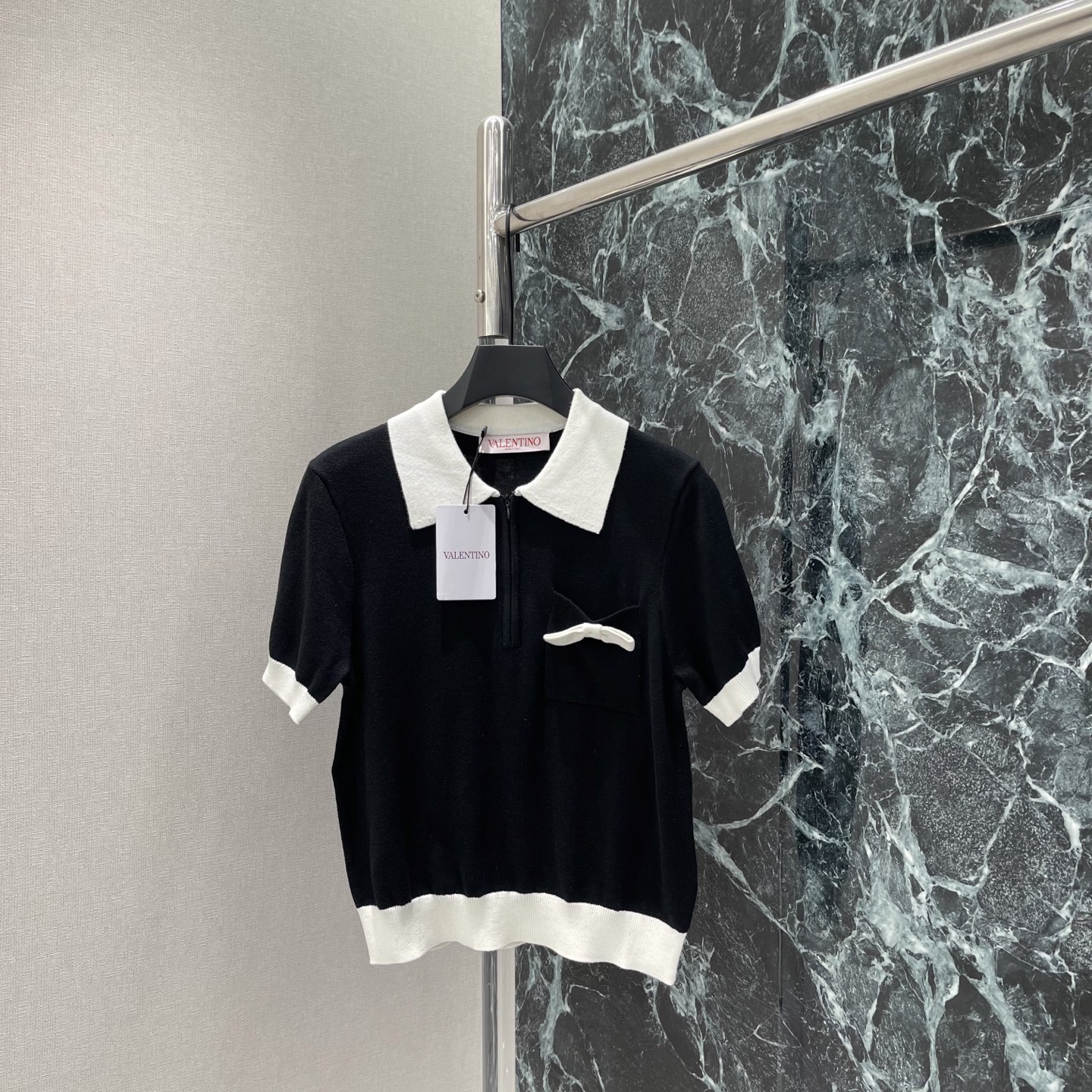 NO:821542,P The highest version on the market, the girl will inspect the goods, trim the three marks on the threads, and ship the goods. You can send pictures and take videos. If you want quality or service, please add me on WeChat. We will not accept urgent orders. Val Warren 26 new summer style knitted lapel short sleeves  Black main color + white turned collar, contrasting color design is super layered. The three-dimensional bow embellishment on the chest is exquisite and playful. The zipper design is easy to put on and take off, and can be easily controlled for daily commuting or leisure. One color SML, Valentino-clothing, valentino, T-shirt,19860909P市面最高版本小妹验货、修剪线头上三标、发货可发图及拍视频,要品质要服务的加我微信,不接急单. Val华伦 26夏季新款 针织翻领短袖 黑色主色+白色翻领袖口,撞色设计超有层次感.胸前立体蝴蝶结点缀,精致又俏皮,拉链设计方便穿脱,日常通勤或休闲都能轻松驾驭.一个色SML,华伦天奴-服装,valentino,T-shirt,,Women's clothing