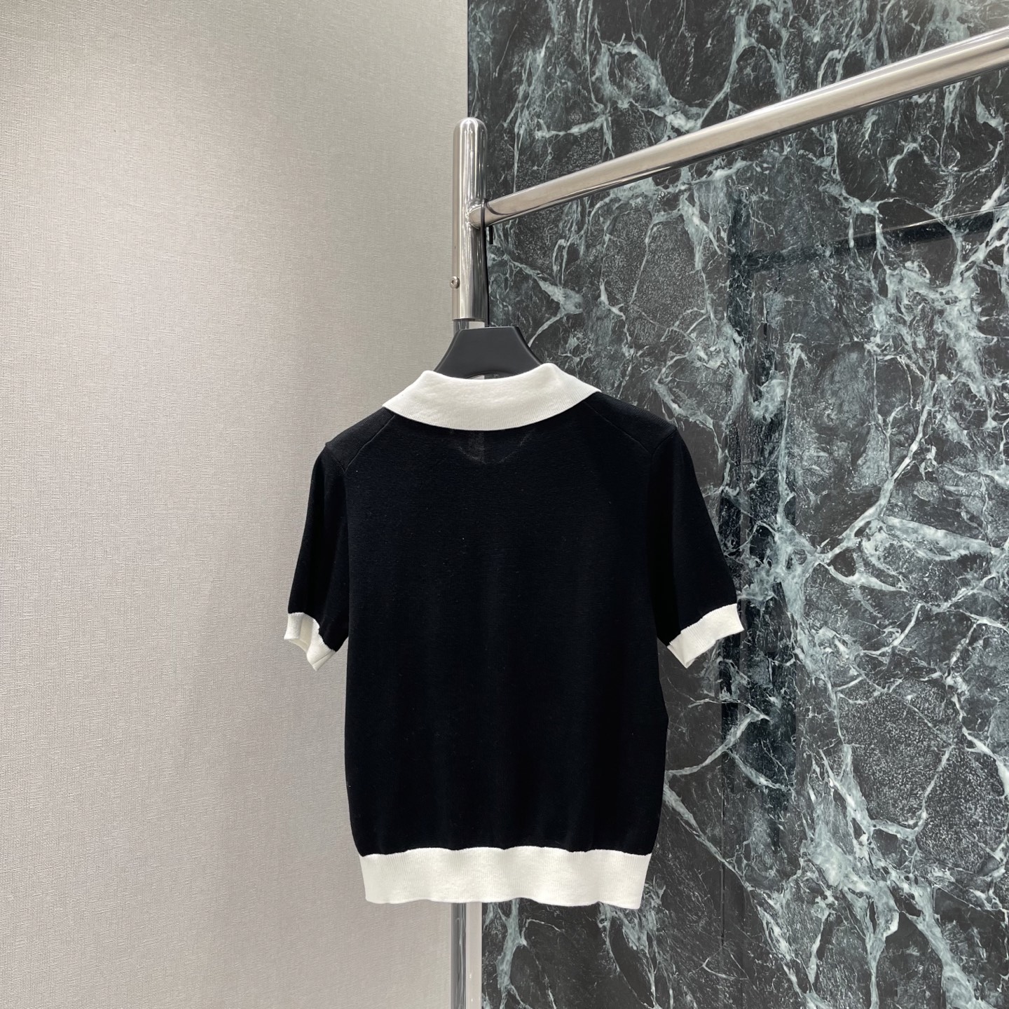 Val华伦 26夏季新款 针织翻领短袖 黑色主色+白色翻领袖口，撞色设计超有层次感。胸前立体蝴蝶结点缀，