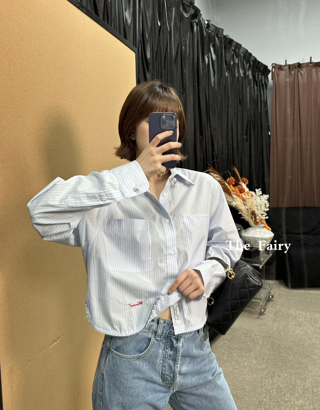 小香 26夏季新款 条纹长袖衬衫 下摆定制logo刺绣字母 浅蓝白竖条纹设计 短款版型+双胸口袋 实用又