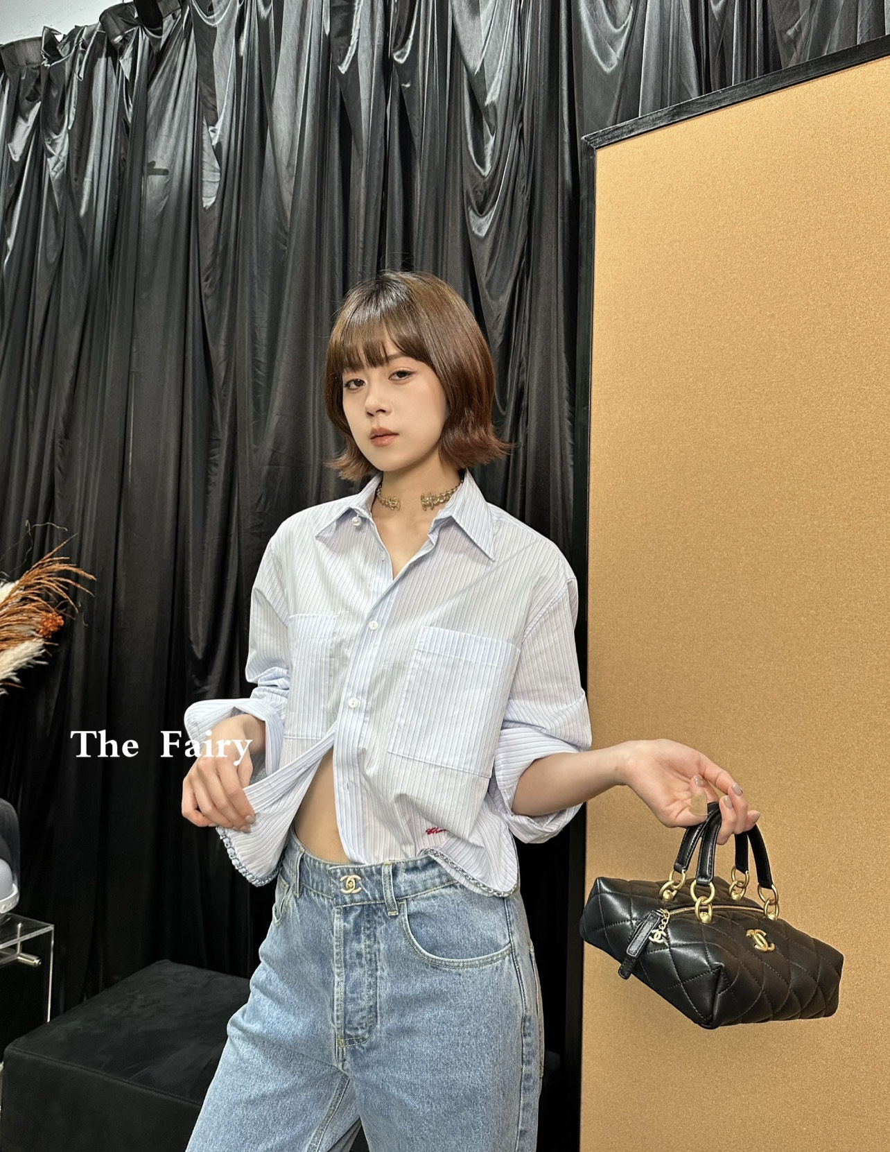 小香 26夏季新款 条纹长袖衬衫 下摆定制logo刺绣字母 浅蓝白竖条纹设计 短款版型+双胸口袋 实用又
