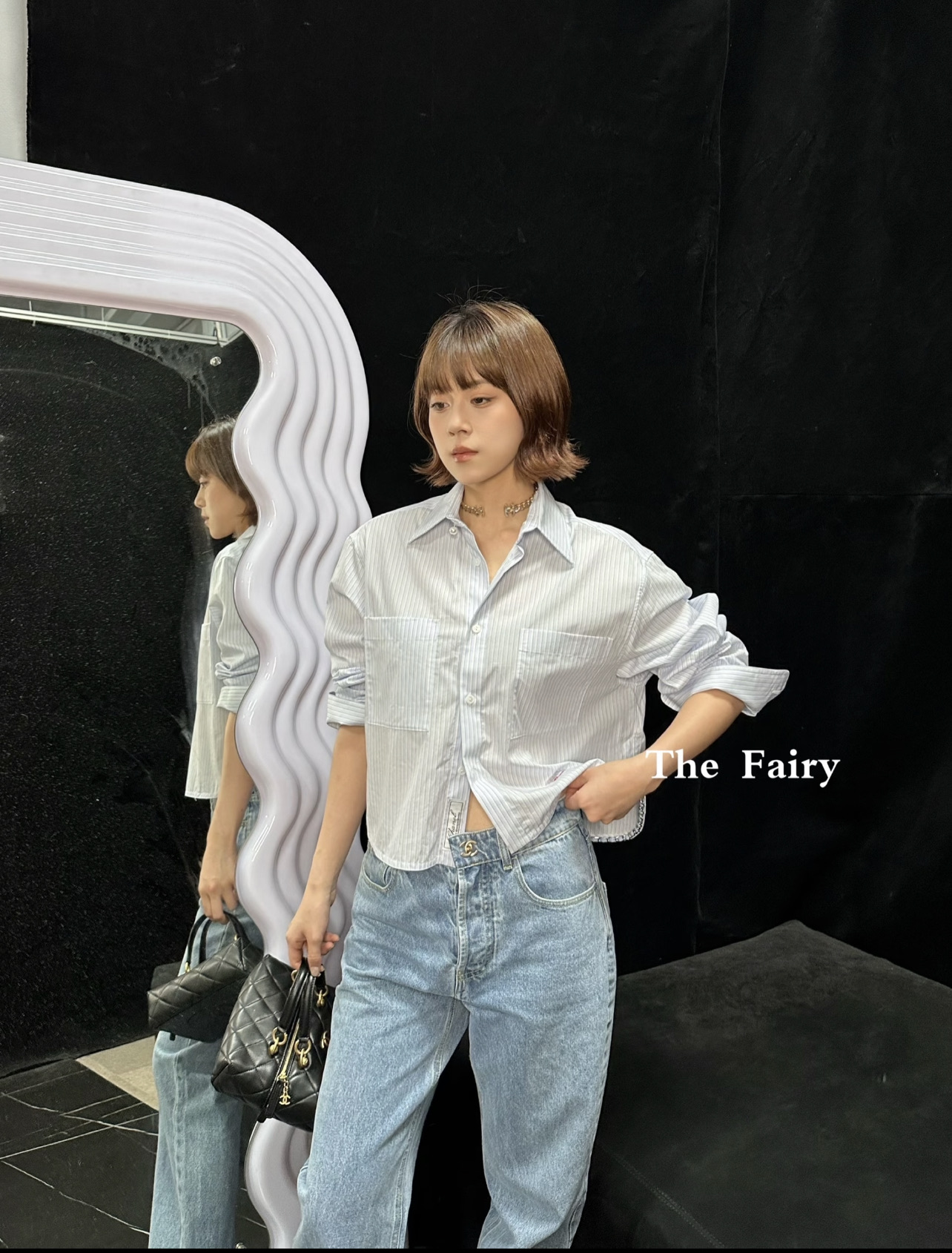 小香 26夏季新款 条纹长袖衬衫 下摆定制logo刺绣字母 浅蓝白竖条纹设计 短款版型+双胸口袋 实用又