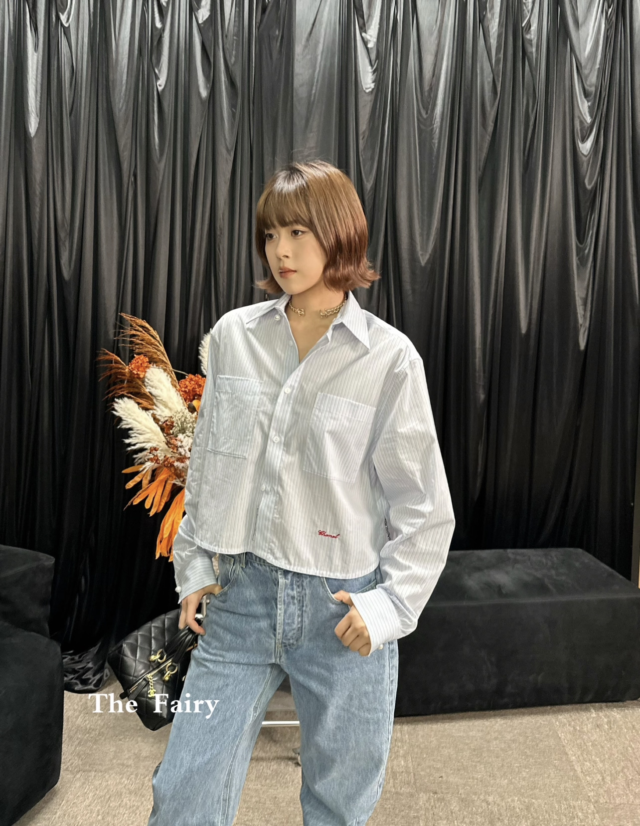 小香 26夏季新款 条纹长袖衬衫 下摆定制logo刺绣字母 浅蓝白竖条纹设计 短款版型+双胸口袋 实用又