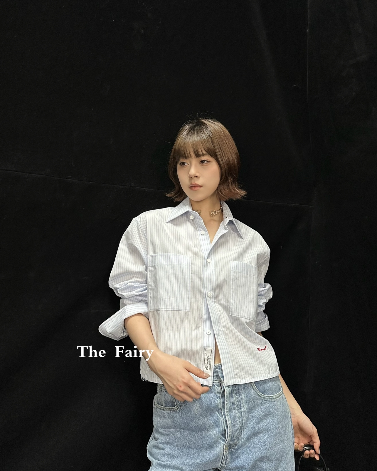 小香 26夏季新款 条纹长袖衬衫 下摆定制logo刺绣字母 浅蓝白竖条纹设计 短款版型+双胸口袋 实用又
