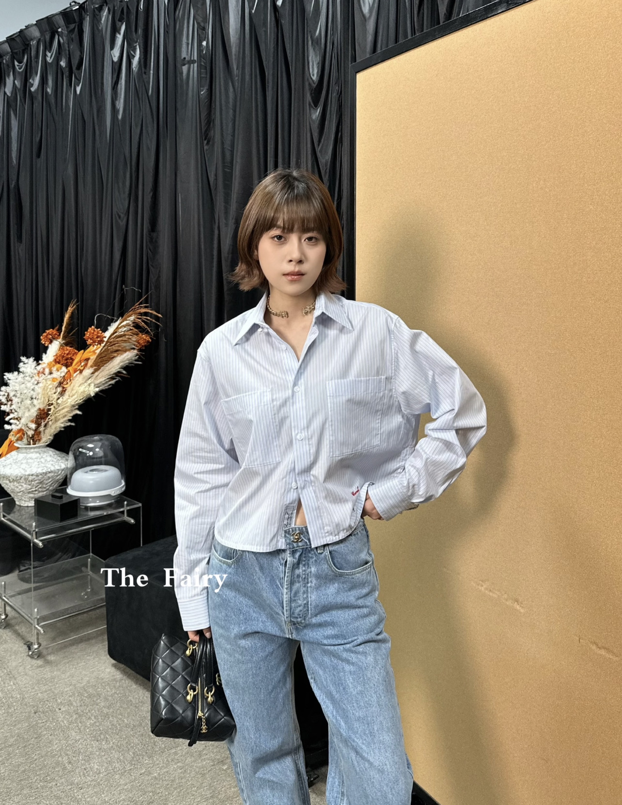 小香 26夏季新款 条纹长袖衬衫 下摆定制logo刺绣字母 浅蓝白竖条纹设计 短款版型+双胸口袋 实用又