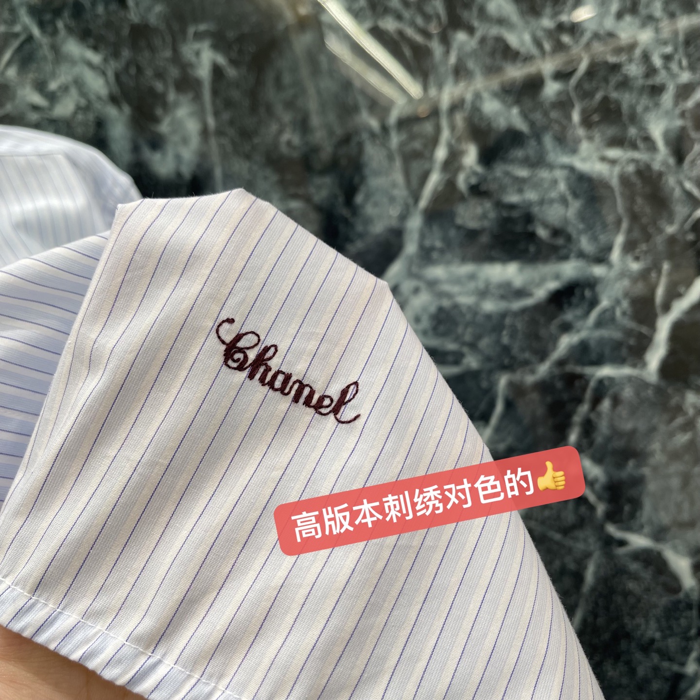 小香 26夏季新款 条纹长袖衬衫 下摆定制logo刺绣字母 浅蓝白竖条纹设计 短款版型+双胸口袋 实用又