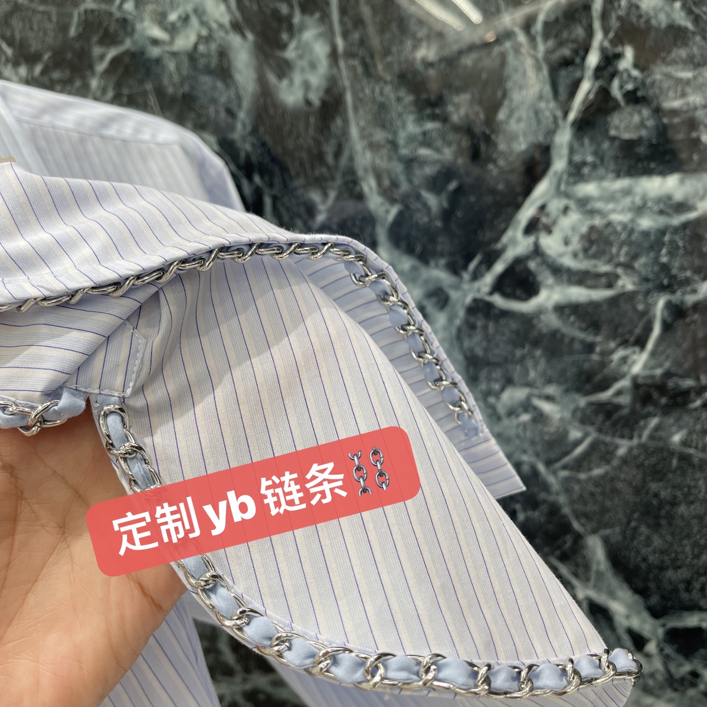小香 26夏季新款 条纹长袖衬衫 下摆定制logo刺绣字母 浅蓝白竖条纹设计 短款版型+双胸口袋 实用又