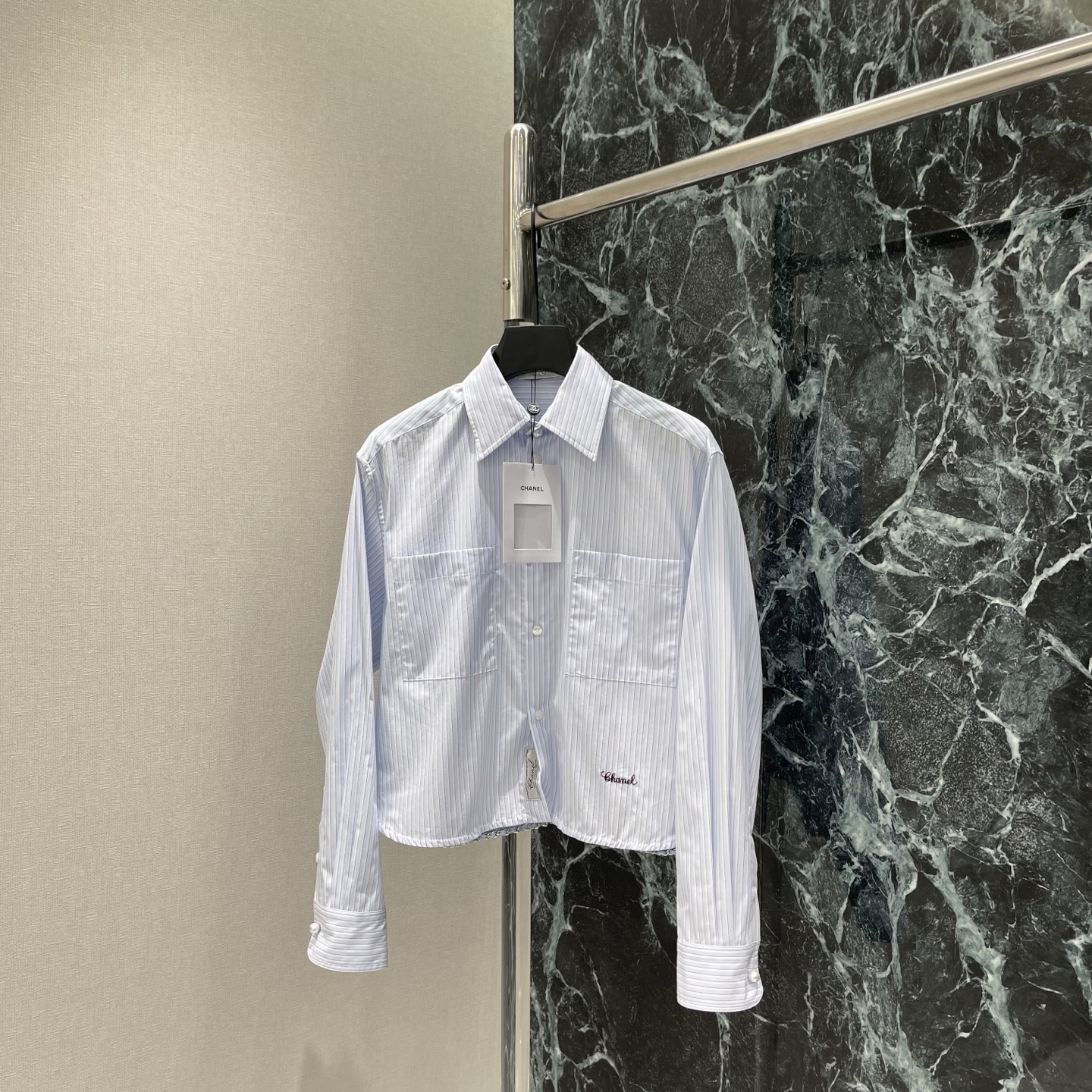 NO:821561,Xiaoxiang 26 new summer style striped long-sleeved shirt with customized logo embroidered letters on the hem. Light blue and white vertical stripe design. Short version + double breast pockets. Practical and design. Exquisite details on cuffs and neckline. Full of French elegance~daily commuting. Easily manageable in casual wear. It goes well with jeans or short skirts. Simple and high-end feel is easy to get! One color SML, Chanel-clothing, chanel, skirts, jeans, shirts,19860909小香 26夏季新款 条纹长袖衬衫 下摆定制logo刺绣字母 浅蓝白竖条纹设计 短款版型+双胸口袋 实用又有设计感 袖口和领口细节精致 法式优雅氛围感拉满~日常通勤 休闲都能轻松驾驭 搭配牛仔裤或短裙都很出彩,简约高级感轻松get!一个色SML,香奈儿-服装,chanel,skirts,jeans,shirts,,Women's clothing