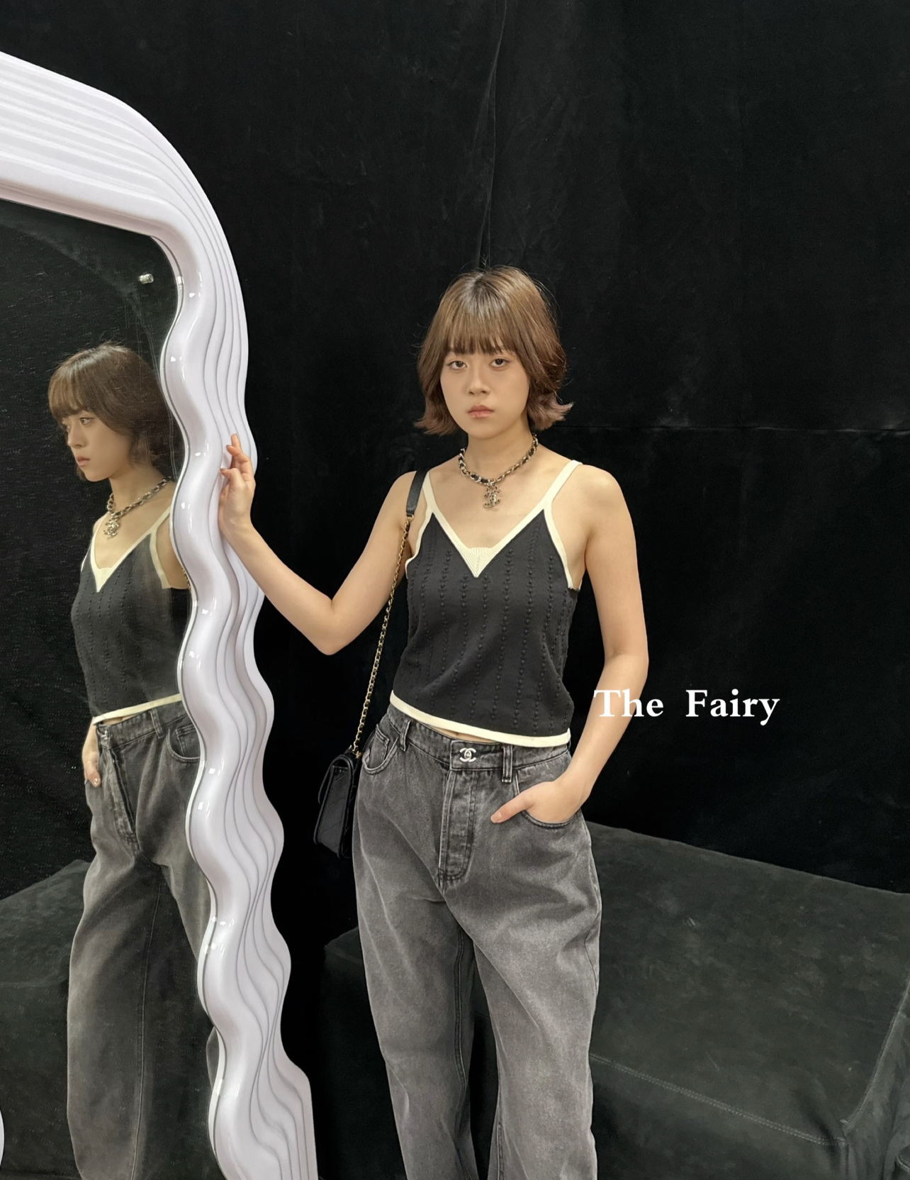 小香 26夏季新款 双C牛仔裤 后袋双C刺绣超有辨识度。高腰直筒设计 修饰腰臀比例 显瘦又显腿长!金属双