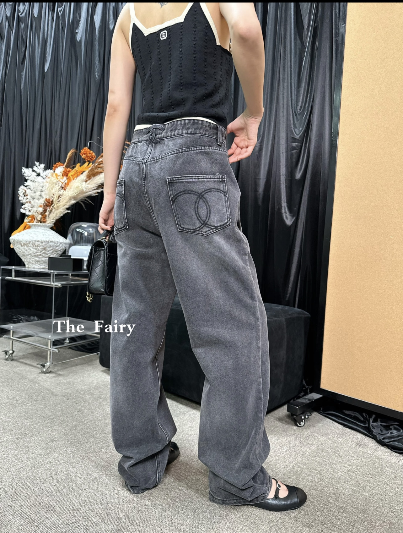 小香 26夏季新款 双C牛仔裤 后袋双C刺绣超有辨识度。高腰直筒设计 修饰腰臀比例 显瘦又显腿长!金属双