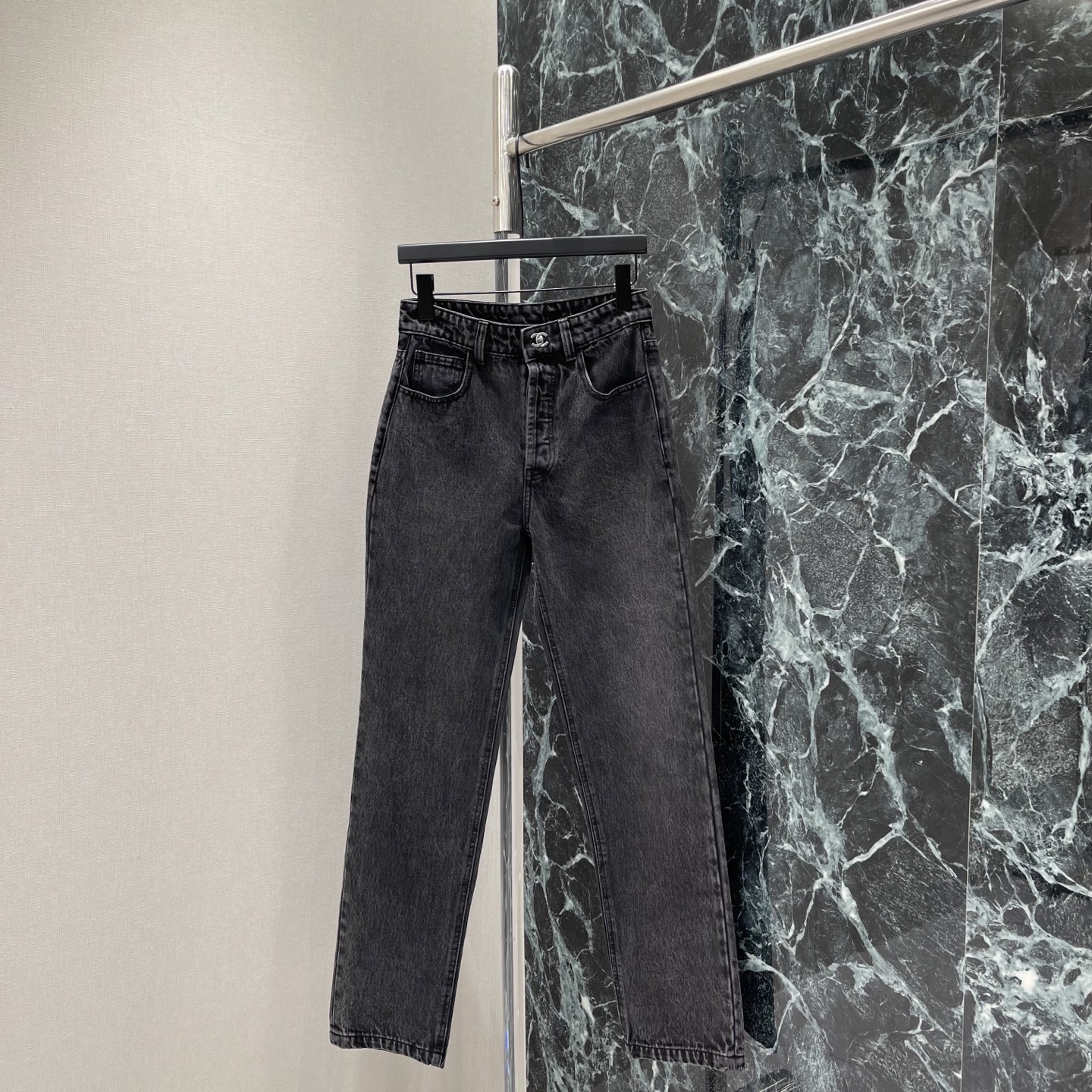 NO:820870,P The highest version on the market, the girl inspects the goods, trims the three marks on the threads, and delivers pictures. If you want quality and service, add me on WeChat. We will not accept urgent orders. Xiaoxiang 26 new summer double C jeans. The double C embroidery on the back pocket is very recognizable. The high-waisted straight design modifies the waist-to-hip ratio and makes you look slimmer and longer legs! The metal double-C rotating button is full of details. It is practical and fashionable. It can be easily used for daily commuting and leisure. Paired with a shirt or sweater.  Easily get French elegance or American retro style. One color in stock SMLXL, Chanel-clothing, chanel, jeans, shirts,19860909P市面最高版本小妹验货、修剪线头上三标、发货可发图及拍视频,要品质要服务的加我微信,不接急单. 小香 26夏季新款 双C牛仔裤 后袋双C刺绣超有辨识度.高腰直筒设计 修饰腰臀比例 显瘦又显腿长!金属双C旋转纽扣 细节满分 实用又时髦 日常通勤 休闲都能轻松驾驭 搭配衬衫或针织衫 轻松get法式优雅or美式复古风.一个色现货SMLXL,香奈儿-服装,chanel,jeans,shirts,,Women's clothing