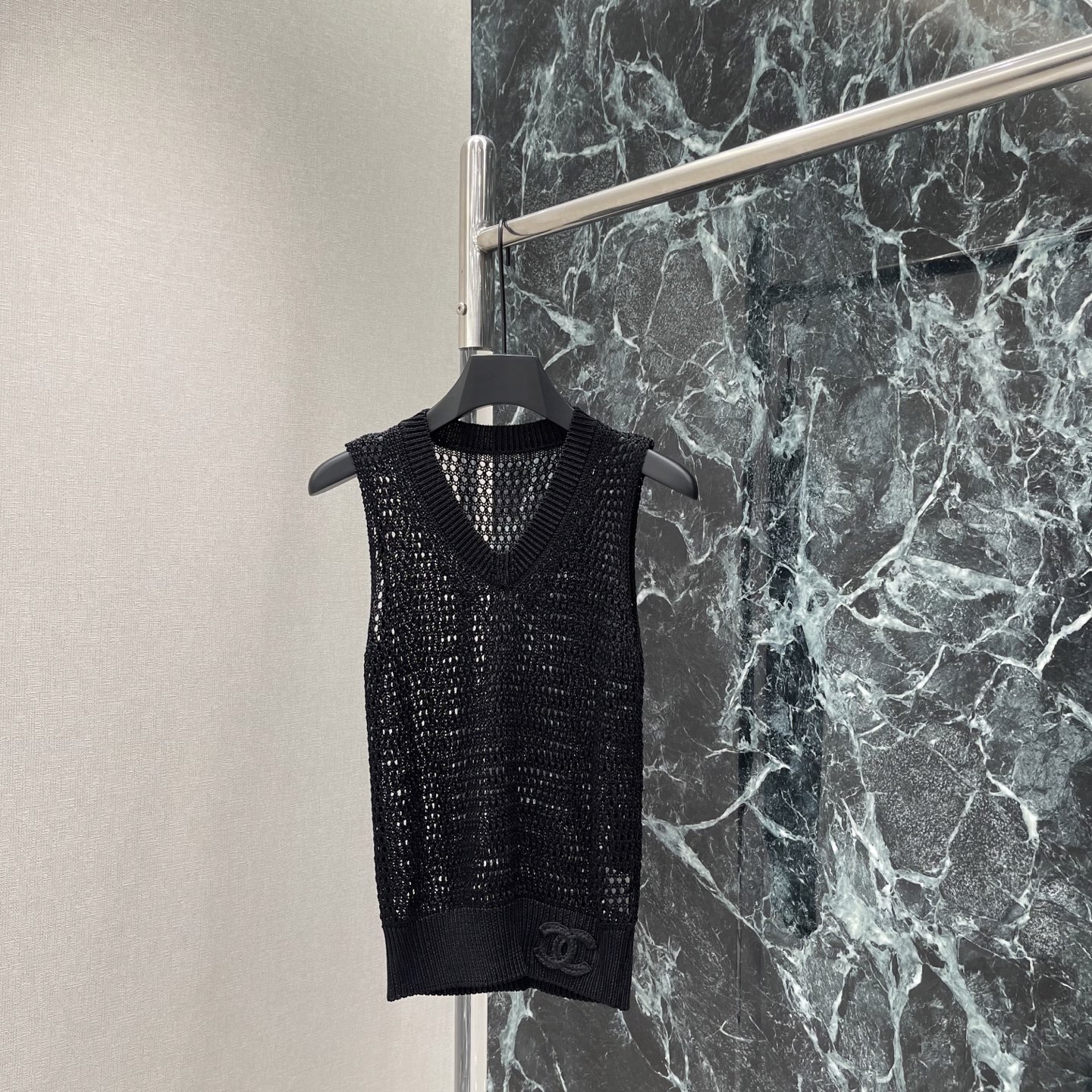 NO:821576,Xiaoxiang 26 new summer style hollow knitted vest. The hollow texture is super breathable and super comfortable to wear in summer! The V-neck modifies the neck line. The loose version is not flattering on the body shape. It can be worn alone or layered. It is suitable for daily commuting and casual outings. It is comfortable and stylish. It is a must-have and versatile item for summer wardrobe! Two colors SML, Chanel-clothing, chanel,19860909小香 26夏季新款 镂空针织背心 镂空肌理超透气 夏天穿超舒服!V领修饰颈部线条 宽松版型不挑身材 单穿or内搭都OK 日常通勤 休闲出街都很适合 舒适又有设计感,是夏季衣橱必备百搭单品!两个色SML,香奈儿-服装,chanel,,Women's clothing