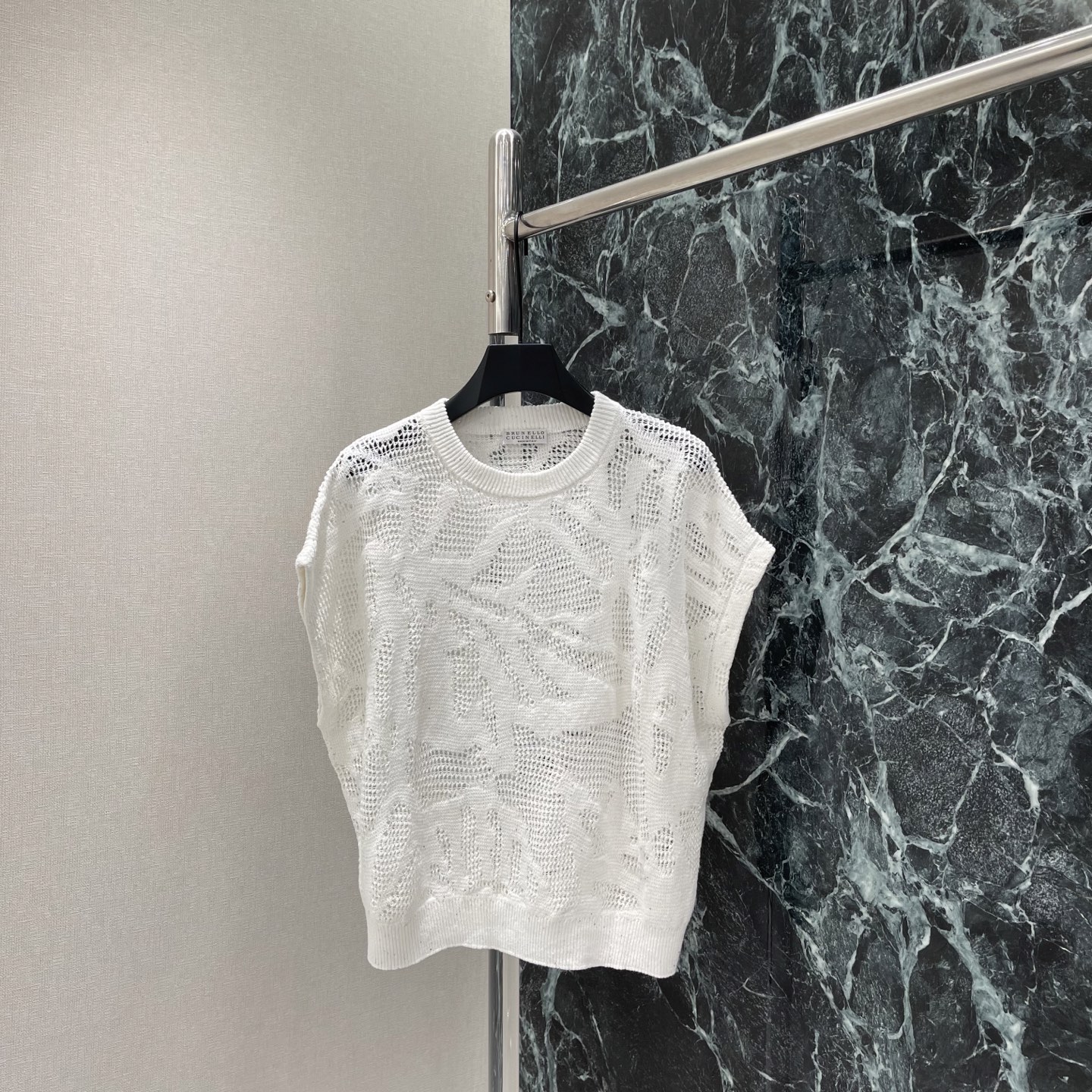 NO:820896,P The highest version on the market, the girl inspects the goods, trims the three marks on the threads, and delivers the goods. You can send pictures and videos. If you want quality and service, please add me on WeChat. We will not accept urgent orders. brunello cucinell 26 new summer linen and cotton sequined hollow tops are made of linen and cotton blended yarn. Breathable and comfortable, perfect for spring and summer! Hollow knitting + micron fine sequined sequins are low-key and luxurious. It has a soft light of crushed diamonds in the light. It is OK to wear alone or with a suspender.  It can be easily used for commuting and vacationing in daily life. One color SML, women's clothing, brunello cucinelli,19860909P市面最高版本小妹验货、修剪线头上三标、发货可发图及拍视频,要品质要服务的加我微信,不接急单. brunello cucinell 26夏季新款 亚麻棉珠片镂空上衣 采用亚麻与棉混纺纱线 透气又舒适 春夏穿超合适!镂空针织+微米细闪珠片 低调奢华 光线下自带碎钻柔光 单穿或内搭吊带都很OK 通勤度假日常都能轻松驾驭.一个色SML,女装,brunello cucinelli,,Women's clothing