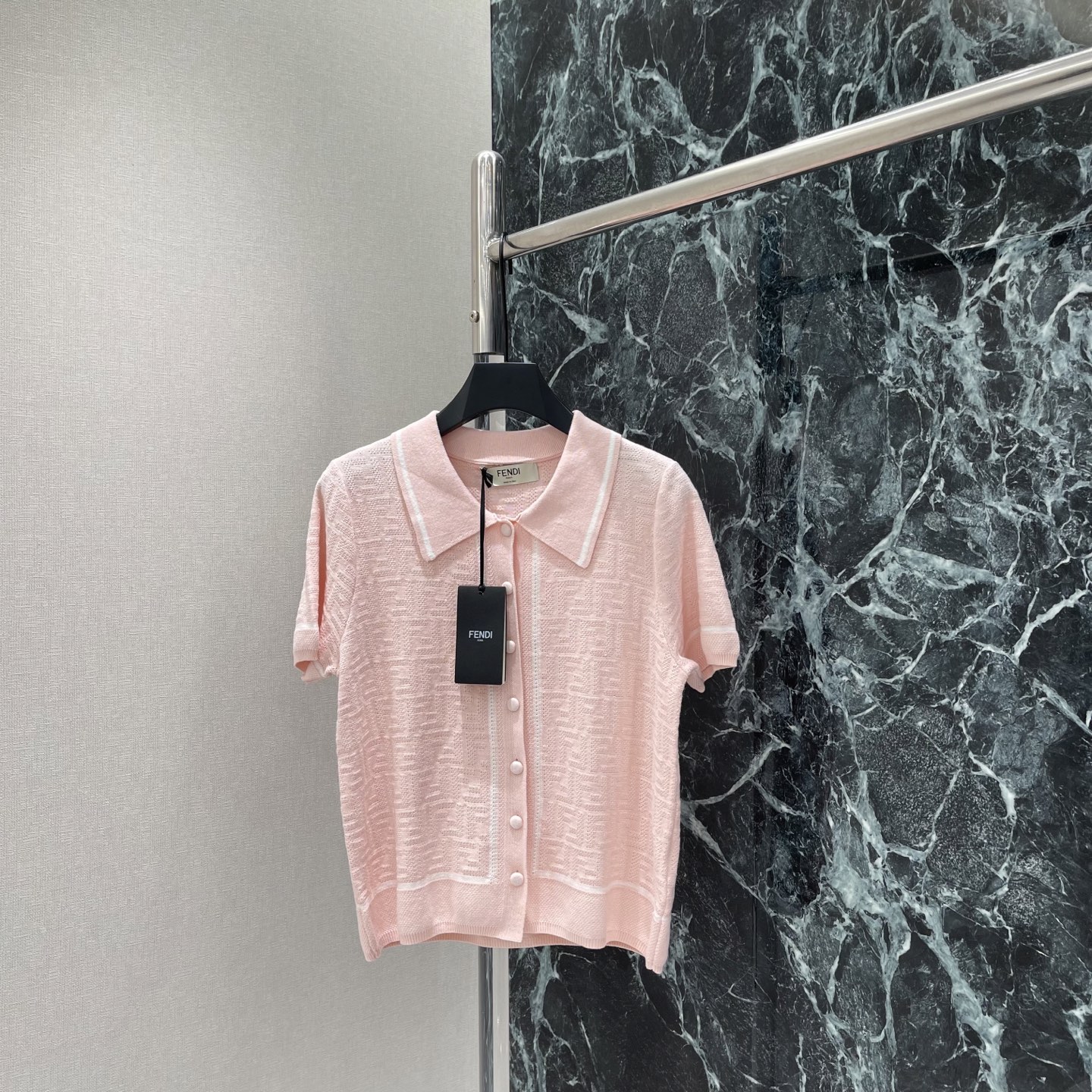 NO:820880,P The highest version on the market, the girl inspects the goods, trims the three marks on the threads, and delivers the goods. You can post pictures and take videos. If you want quality or service, please add me on WeChat. We will not accept urgent orders. FD 26 new summer style jacquard Polo sweater, jacquard pattern, full of sophistication, nude pink, gentle and versatile, easy to use for commuting and dating, everyday  It looks great with wide-leg pants, gauze skirts or jeans, and you can easily switch between multiple styles. The knitted material is breathable and light, making it a must-have item for your summer wardrobe! One color SML, Fendi-clothing, fendi, skirts, jeans,19860909P市面最高版本小妹验货、修剪线头上三标、发货可发图及拍视频,要品质要服务的加我微信,不接急单. FD 26夏季新款 提花Polo针织衫 提花图案 精致感满满 裸粉色温柔百搭 通勤约会 日常都能轻松驾驭 搭配阔腿裤,纱裙或牛仔裤都很出彩,轻松切换多种风格~针织材质透气又轻盈,是夏日衣橱必备单品!一个色SML,芬迪-服装,fendi,skirts,jeans,,Women's clothing