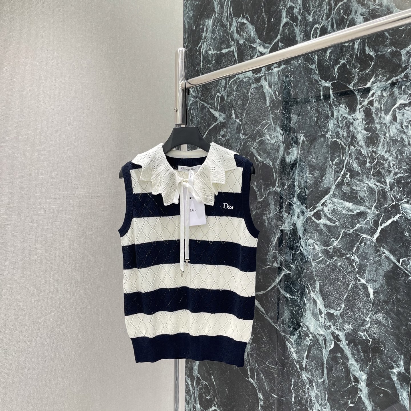 NO:820875,P The highest version on the market, the girl inspects the goods, trims the three marks on the threads, and delivers the goods. You can post pictures and take videos. If you want quality and service, add me on WeChat. We will not accept urgent orders. Ｄ Home 26 new summer style striped hollow knitted vest, black and white stripes + diamond hollow jacquard, breathable and layered, large lapel with bow tie, full of girlish feeling, sleeveless loose version, super slim  Even fat sisters can manage it easily! Daily commuting. One color SML, Dior-clothing, dior,19860909P市面最高版本小妹验货、修剪线头上三标、发货可发图及拍视频,要品质要服务的加我微信,不接急单. Ｄ家 26夏季新款 条纹镂空针织背心 黑白条纹+菱格镂空提花 透气又有层次感 大翻领配蝴蝶结绑带 少女感满满 无袖宽松版型超显瘦 微胖姐妹也能轻松驾驭!日常通勤.一个色SML,迪奥-服装,dior,,Women's clothing