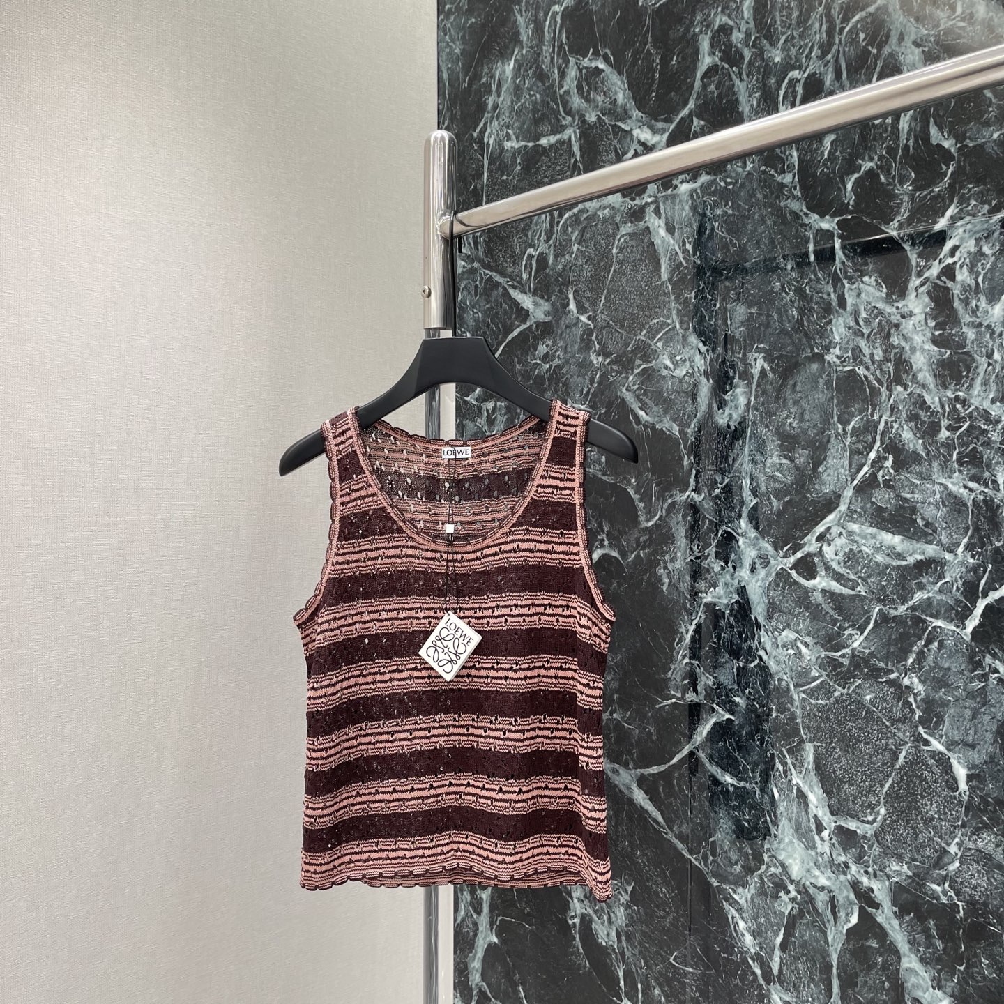 NO:821518,Loewe's 26 new summer style striped hollow knitted vest uses hollow crochet technology. It is light and breathable. It is super comfortable to wear in summer! The yellow and white color scheme is fresh and bright. It can be easily used on vacation or daily. Sleeveless design + exquisite edges, perfect details. Tailored to fit the body shape. It is great to wear alone or with skirts and wide-leg pants. It is easy to get a summer atmosphere. Two colors SML, Loewe-clothing, loewe, skirts,19860909罗意威 26夏季新款 条纹镂空针织背心 采用镂空钩针工艺 轻盈透气 夏天穿超舒服!黄白配色清新明亮 度假or日常都能轻松驾驭 无袖设计+精致边缘,细节满分 剪裁贴合身形 单穿或搭配半裙 阔腿裤都很出彩 轻松get夏日氛围感穿搭.两个色SML,罗意威-服装,loewe,skirts,,Women's clothing
