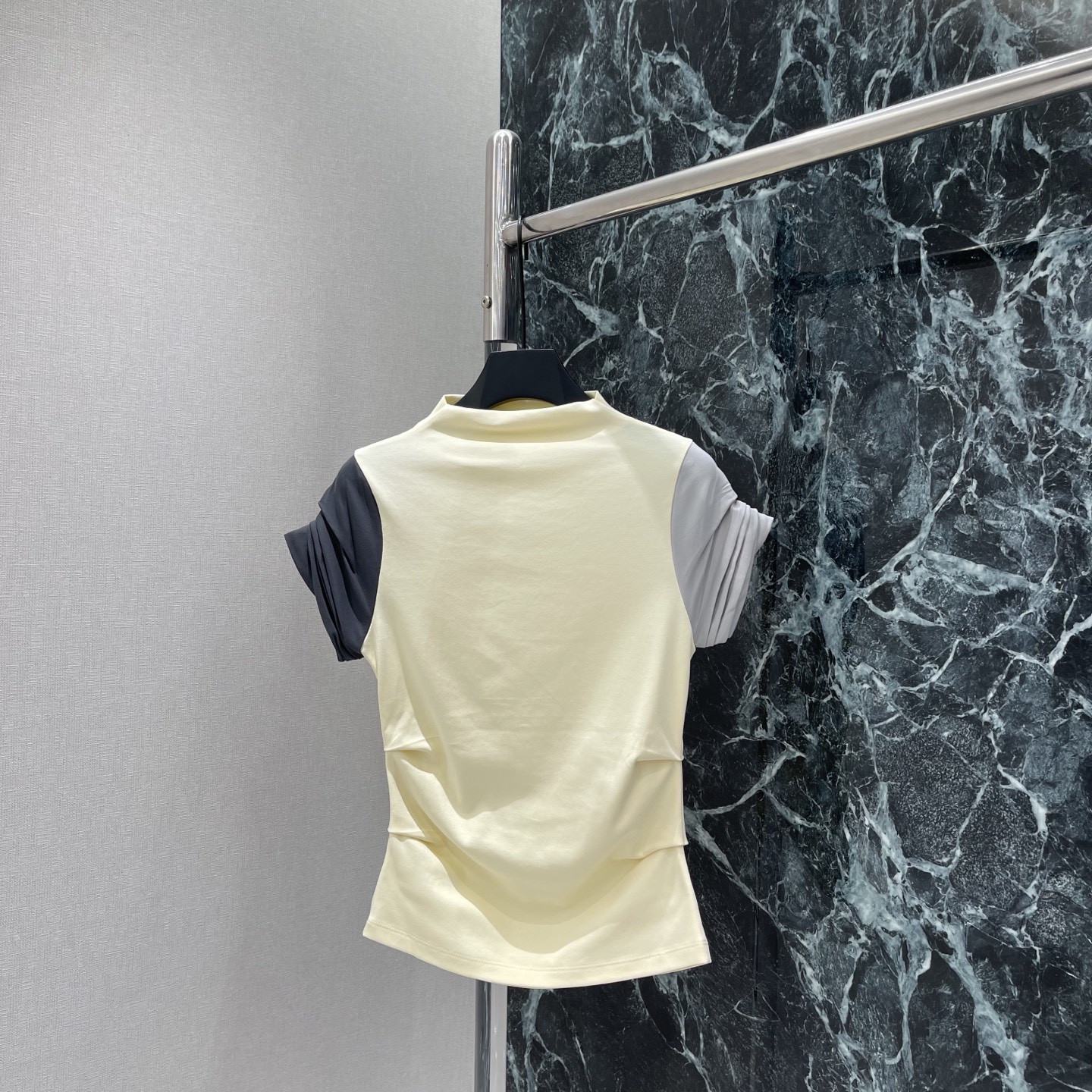 NO:820891,P The highest version on the market, the girl inspects the goods, trims the three marks on the threads, and delivers the goods. You can send pictures and videos. If you want quality and service, add me on WeChat. We will not accept urgent orders. Luo Yiwei 26 new summer style contrasting color splicing top, light yellow + gray splicing, half-high collar design to modify the neck line, slim tailoring to show off the figure, contrasting color + pleat details, full of design, looks great with high-waisted skirts or jeans, can be easily used for commuting and dating, simple and fashionable  The temperament is directly full ~ one color SML, Loewe-clothing, loewe, skirts, jeans,19860909P市面最高版本小妹验货、修剪线头上三标、发货可发图及拍视频,要品质要服务的加我微信,不接急单. 罗意威 26夏季新款 撞色拼接上衣 浅黄+灰色拼接 半高领设计修饰颈部线条 修身剪裁超显身材 撞色+褶皱细节 设计感满满 搭配高腰裙or牛仔裤都很出彩 通勤约会日常都能轻松驾驭 简约又时髦 气质直接拉满~一个色SML,罗意威-服装,loewe,skirts,jeans,,Women's clothing