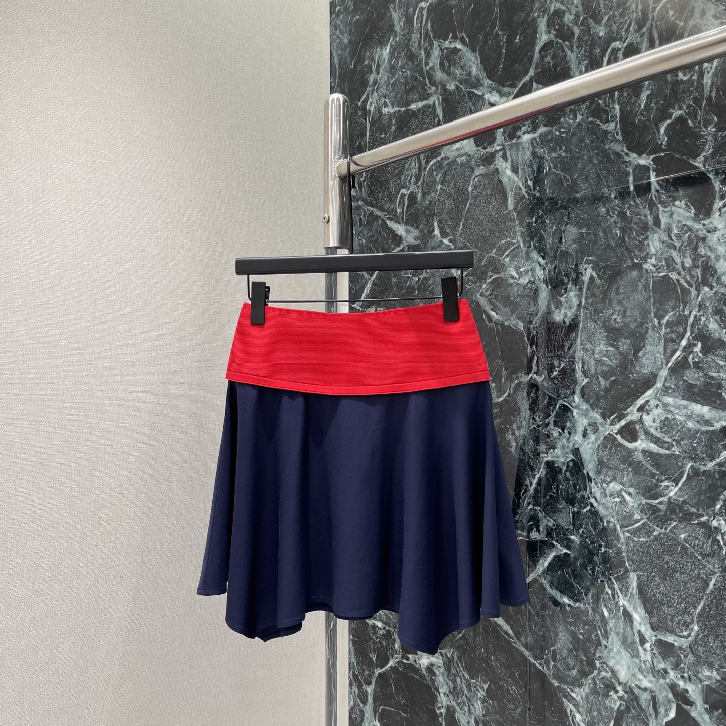 NO:820901,P The highest version on the market, the girl inspects the goods, trims the three marks on the threads, and delivers pictures. If you want quality and service, add me on WeChat. We will not accept urgent orders. Luo Yiwei's 26 new summer style, contrasting irregular skirt, navy skirt + red wide girdle. The color contrast is super eye-catching! The irregular skirt design makes you walk elegantly and smartly, with a full sense of layering. The wide girdle not only shows the waistline, but also enhances the style. It is the highlight of the show.  You can easily create a fashionable look with a simple top! One color SML, Loewe-clothing, loewe, skirts,19860909P市面最高版本小妹验货、修剪线头上三标、发货可发图及拍视频,要品质要服务的加我微信,不接急单. 罗意威 26夏季新款 撞色不规则半裙 藏青裙身+红色宽腰封 色彩对比超吸睛!不规则裙摆设计 走路飘逸灵动 层次感满满.宽腰封不仅显腰线 还提升造型辨识度 是秀场亮点单品 搭配简约上衣就能轻松打造时髦感!一个色SML,罗意威-服装,loewe,skirts,,Women's clothing