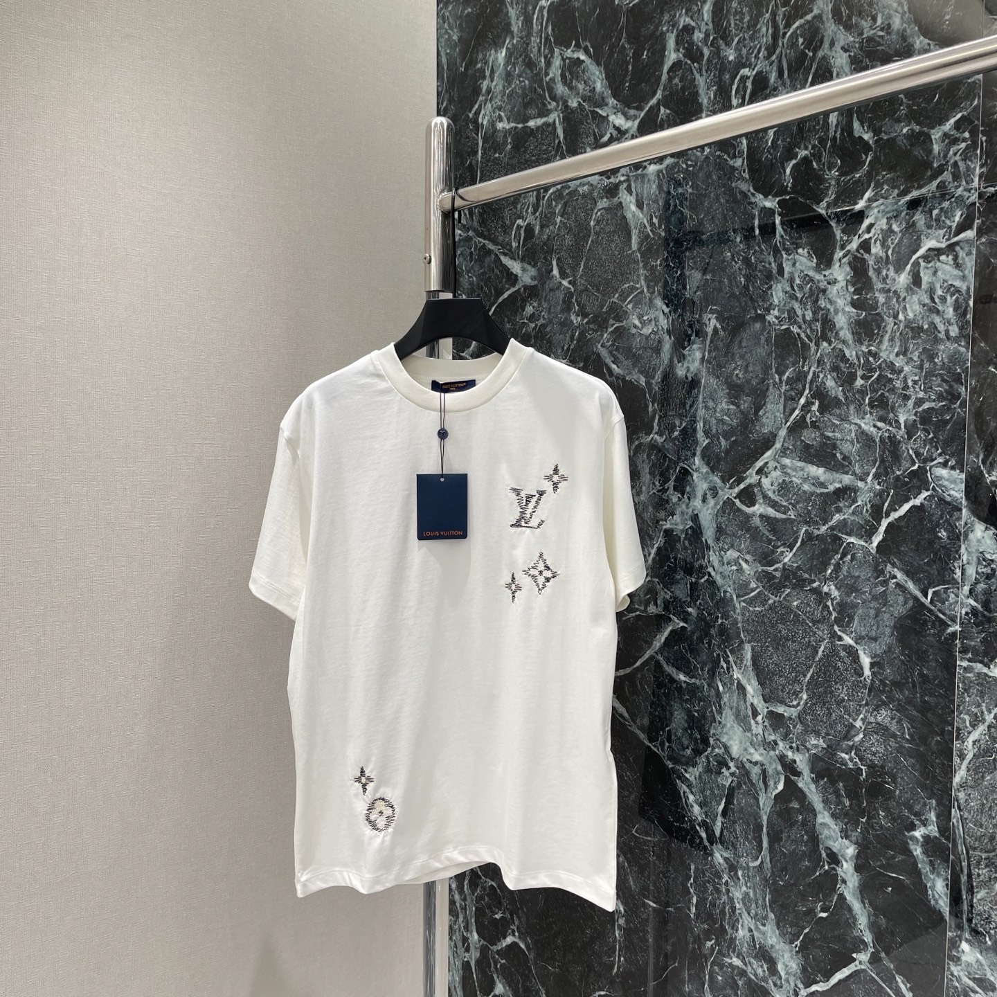 NO:822323,P The highest version on the market, the girl inspects the goods, trims the three marks on the threads, and delivers the goods. You can send pictures and take videos. If you want quality and service, please add me on WeChat. We will not accept urgent orders. Louis 26 new summer style, short sleeves with embroidered patterns, classic Monogram embroidery, low-key and recognizable, loose and straight fit, easy for both men and women to control, reinforced neckline for more wear, versatile for daily leisure or vacation  Wear it with jeans or shorts, and you can easily get a simple and high-end feel! One color SML, Louis Vuitton-clothing, louis vuitton, shorts, jeans, T-shirt,19860909P市面最高版本小妹验货、修剪线头上三标、发货可发图及拍视频,要品质要服务的加我微信,不接急单. 路易 26夏季新款 刺绣图案短袖 经典Monogram刺绣 低调又有辨识度 宽松直身版型 男女都能轻松驾驭 领口加固更耐穿 日常休闲或度假都很百搭 随手搭牛仔裤,短裤都很出彩,轻松get简约高级感!一个色SML,路易威登-服装,louis vuitton,shorts,jeans,T-shirt,,Women's clothing