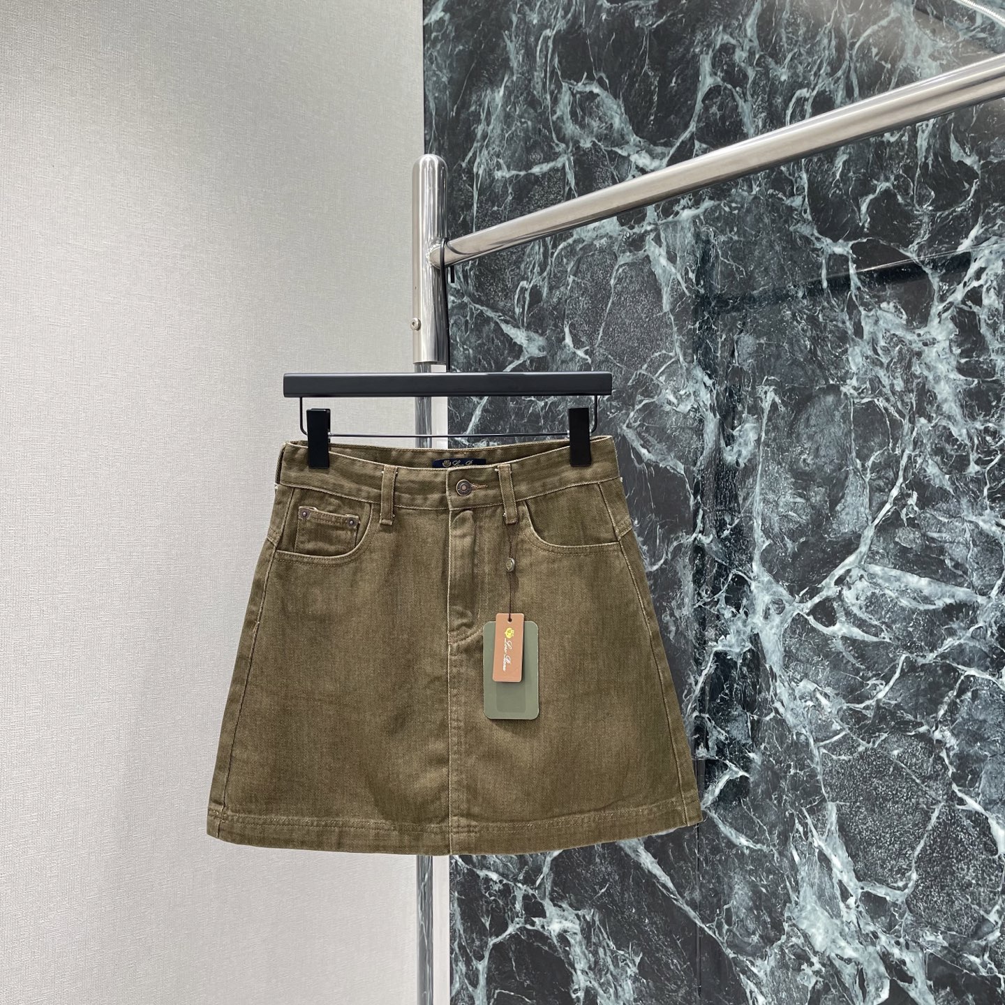 NO:822329,P The highest version on the market, the girl will inspect the goods, trim the three marks on the threads, and ship the goods. If you want quality and service, please add me on WeChat. We will not accept urgent orders. LP 66 new summer denim A-line skirt, high-waisted design + retro washed denim fabric, simple and fashionable! The A-line version is slim and modifies the leg shape. The metal buttons + button details are super textured, and the pockets on both sides are practical and good-looking. Anti-exposure lining, super safe for daily wear.  Easily switch between casual or retro style. One color SML, women's clothing, loro piana, skirts,19860909P市面最高版本小妹验货、修剪线头上三标、发货可发图及拍视频,要品质要服务的加我微信,不接急单. LP 66夏季新款 牛仔A字半身裙 高腰设计+复古水洗牛仔面料 简约又时髦!A字版型显瘦修饰腿型 金属纽扣+排扣细节超有质感,两侧口袋实用又好看 防走光内衬,日常穿搭超安心 轻松切换休闲or复古风.一个色SML,女装,loro piana,skirts,,Women's clothing