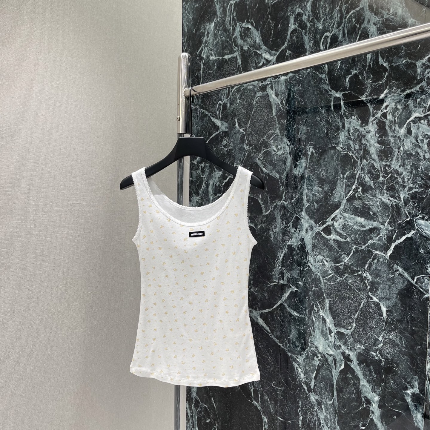 NO:822336,P. The highest version on the market. The girl inspects the goods, trims the three marks on the threads, and delivers pictures. If you want quality and service, add me on WeChat. We will not accept urgent orders. Miu 26 new summer floral lace vest. Cream gray base with fine floral flowers. Gentle and elegant. Simple and versatile. It goes well with jeans or skirts. Comfortable and elegant, can be easily controlled for daily commuting or leisure. One-color ready-made SML, Miu Miu-clothing, miumiu, skirts, jeans,19860909P市面最高版本小妹验货、修剪线头上三标、发货可发图及拍视频,要品质要服务的加我微信,不接急单. Miu 26夏季新款 碎花花边背心 奶油灰底配细碎花 温柔又优雅 简约百搭 随手搭牛仔裤或半裙都很出彩 舒适又显气质,日常通勤或休闲都能轻松驾驭 一个色现货SML,缪缪-服装,miumiu,skirts,jeans,,Women's clothing