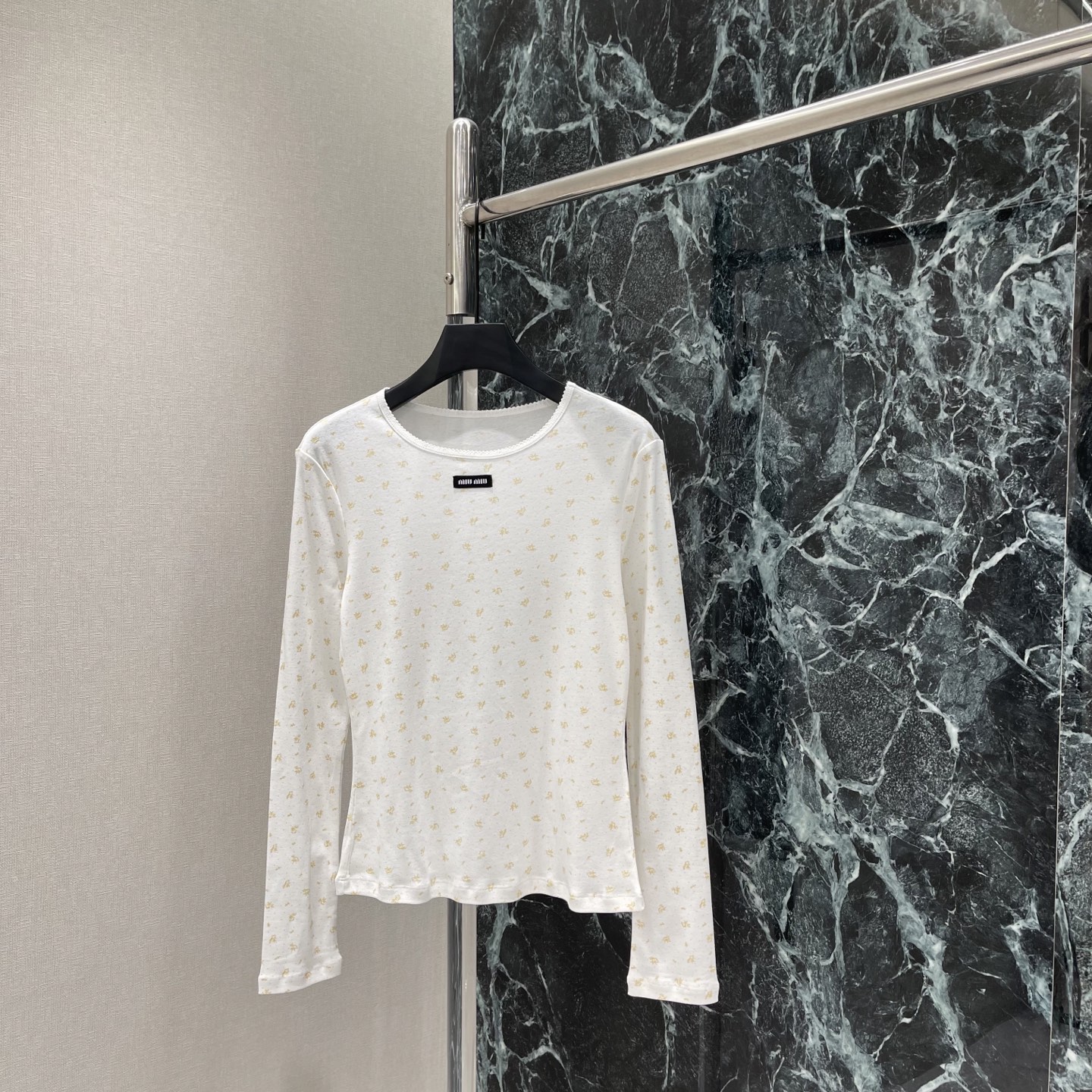 NO:822285,P The highest version on the market, the girl inspects the goods, trims the three marks on the threads, and delivers the goods. You can send pictures and videos. If you want quality and service, please add me on WeChat. We will not accept urgent orders. Miu 26 new summer style floral lace long sleeves. Cream gray bottom with fine floral flowers. Gentle and elegant. Simple and versatile. It goes well with jeans or skirts. Comfortable and elegant, can be easily controlled for daily commuting or leisure. One-color ready-made SML, Miu Miu-clothing, miumiu, skirts, jeans,19860909P市面最高版本小妹验货、修剪线头上三标、发货可发图及拍视频,要品质要服务的加我微信,不接急单. Miu 26夏季新款 碎花花边长袖 奶油灰底配细碎花 温柔又优雅 简约百搭 随手搭牛仔裤或半裙都很出彩 舒适又显气质,日常通勤或休闲都能轻松驾驭 一个色现货SML,缪缪-服装,miumiu,skirts,jeans,,Women's clothing