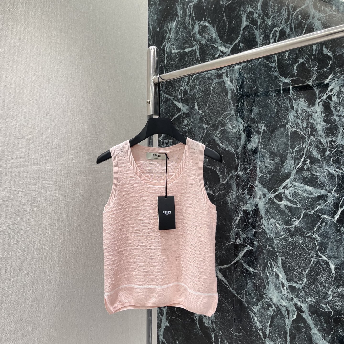 NO:822318,P The highest version on the market, the girl inspects the goods, trims the three marks on the threads, and delivers the goods. You can post pictures and take videos. If you want quality and service, please add me on WeChat. We will not accept urgent orders. FD 26 new summer style jacquard knitted vest. Sleeveless round neck design. Simple and elegant, light pink, fresh and versatile. It can be worn alone or layered. The fabric has a delicate texture and the texture is perfect. The tailoring fits the body shape, comfortable and elegant.  It can be easily worn in daily life, vacation, and commuting. It looks great with jeans or skirts. One color SML, Fendi-clothing, fendi, skirts, jeans,19860909P市面最高版本小妹验货、修剪线头上三标、发货可发图及拍视频,要品质要服务的加我微信,不接急单. FD 26夏季新款 提花针织背心 无袖圆领设计 简约大方,浅粉色清新又百搭 单穿或内搭都很OK 面料有细腻纹理 质感满分,剪裁贴合身形,舒适又显气质 日常,度假,通勤都能轻松驾驭,搭配牛仔裤或半裙都很出彩哦.一个色SML,芬迪-服装,fendi,skirts,jeans,,Women's clothing