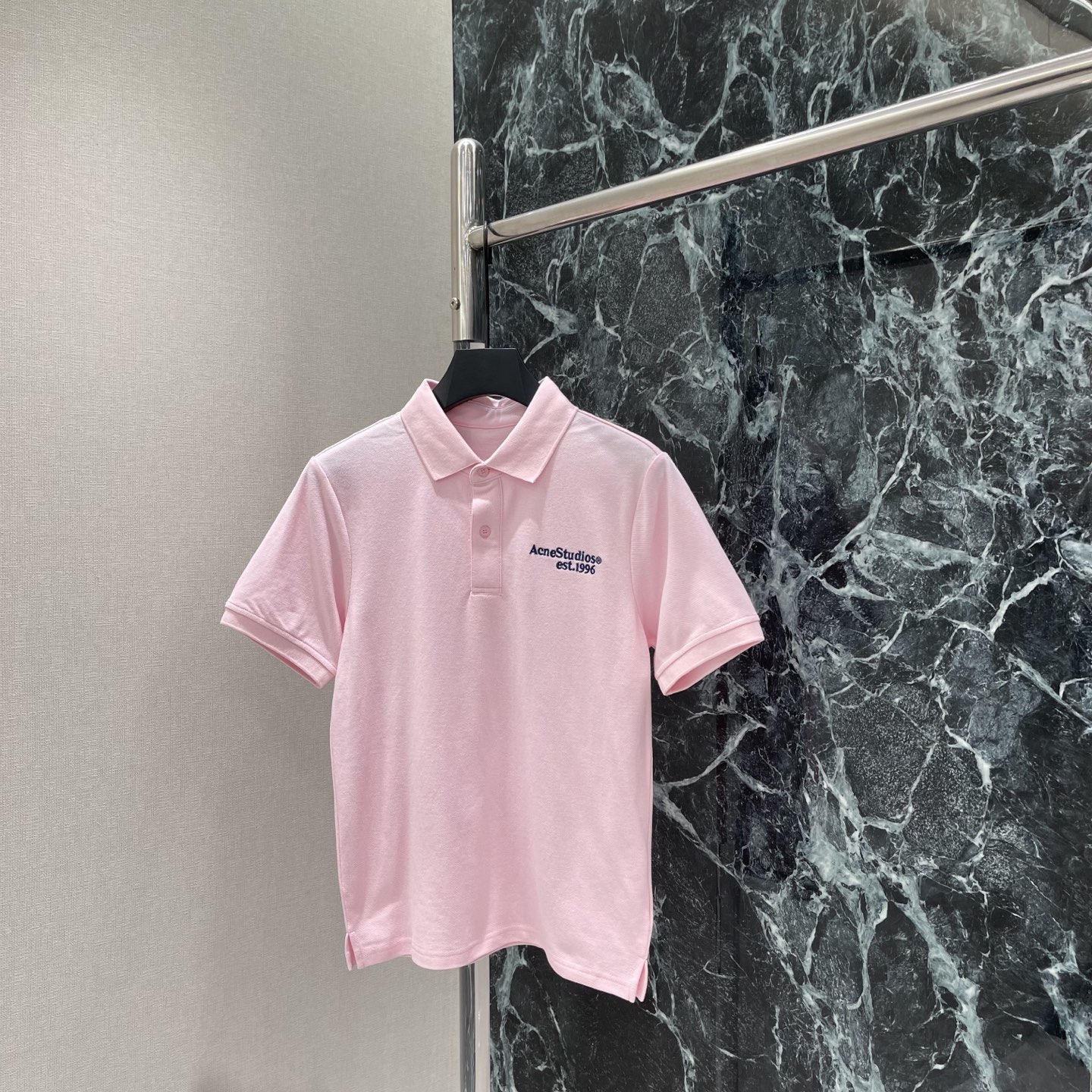 NO:822312,P The highest version on the market, the girl inspects the goods, trims the three marks on the threads, and delivers the goods. You can post pictures and take videos. If you want quality or service, add me on WeChat. We will not accept urgent orders. Ac 26 new summer style, pink lapel short-sleeved T, low saturation and tender pink, which shows whiteness and reduces age. The brand embroidery on the left chest is very recognizable. The loose fit is very tolerant. It goes well with jeans or skirts. You can switch between college style or casual style at will ~ you can easily control it for daily commuting and going out. Comfortable and design  It is a must-have and versatile item for the spring and summer wardrobe! One color SML, women's clothing, skirts, jeans, T-shirt,19860909P市面最高版本小妹验货、修剪线头上三标、发货可发图及拍视频,要品质要服务的加我微信,不接急单. Ac 26夏季新款 粉色翻领短袖T 低饱和嫩粉色显白又减龄 左胸品牌刺绣超有辨识度 宽松版型包容性强 搭牛仔裤或半裙都很OK 学院风or休闲风随心切换~日常通勤,出街都能轻松驾驭 舒适又有设计感 是春夏衣橱必备百搭单品!一个色SML,女装,skirts,jeans,T-shirt,,Women's clothing