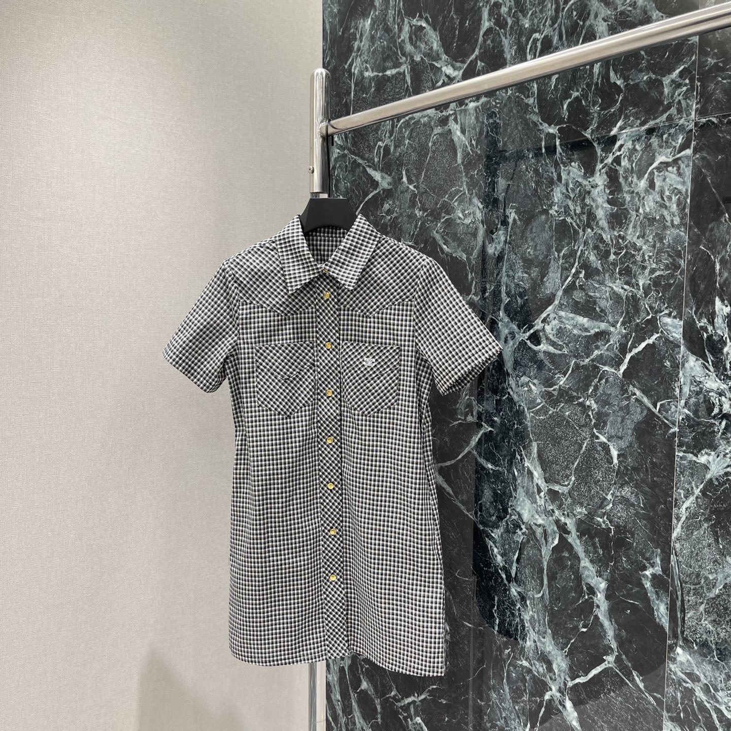 NO:822144,P The highest version on the market, the girl inspects the goods, trims the three marks on the threads, and delivers the goods. You can post pictures and take videos. If you want quality or service, please add me on WeChat. We will not accept urgent orders. CE 26 new summer style plaid shirt dress, classic black and white plaid + metal buttons, simple and detailed. Loose A-line version, OK to wear alone or layered, can be easily used for commuting and dating in daily life  Comfortable and fashionable, it is a must-have and versatile item for the spring and summer wardrobe! One color SML, Celine-clothing, celine, skirts, shirts,19860909P市面最高版本小妹验货、修剪线头上三标、发货可发图及拍视频,要品质要服务的加我微信,不接急单. CE 26夏季新款 格纹衬衫连衣裙 经典黑白格纹+金属纽扣 简约又有细节感.宽松A字版型,单穿or叠穿都 OK,通勤,约会 日常都能轻松驾驭 舒适又时髦,是春夏衣橱必备百搭款!一个色SML,赛琳-服装,celine,skirts,shirts,,Women's clothing