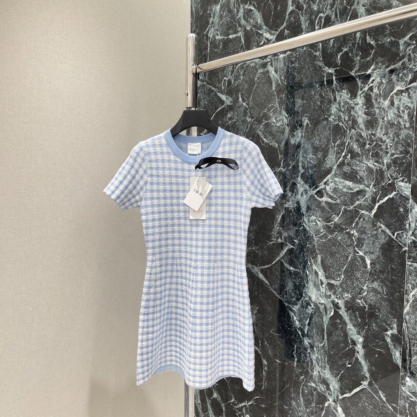 NO:823137,Ｄ家 26 new summer styles plaid knitted short-sleeved skirt plaid + round neck design simple and exquisite, can be easily used in daily or luxury occasions, black bow embellishment, perfect details, high brand recognition! Paired with jeans or skirts, fresh and elegant, easy to get a sense of luxury ~ two colors SML, Dior-clothing, dior, skirts, jeans, T-shirt,19860909Ｄ家 26夏季新款 格纹针织短袖裙 格纹+圆领设计 简约又精致 日常或轻奢场合都能轻松驾驭 黑色蝴蝶结点缀 细节满分 品牌辨识度超高!搭配牛仔裤或半裙,清新优雅,轻松 get高级感~两个色SML,迪奥-服装,dior,skirts,jeans,T-shirt,,Women's clothing