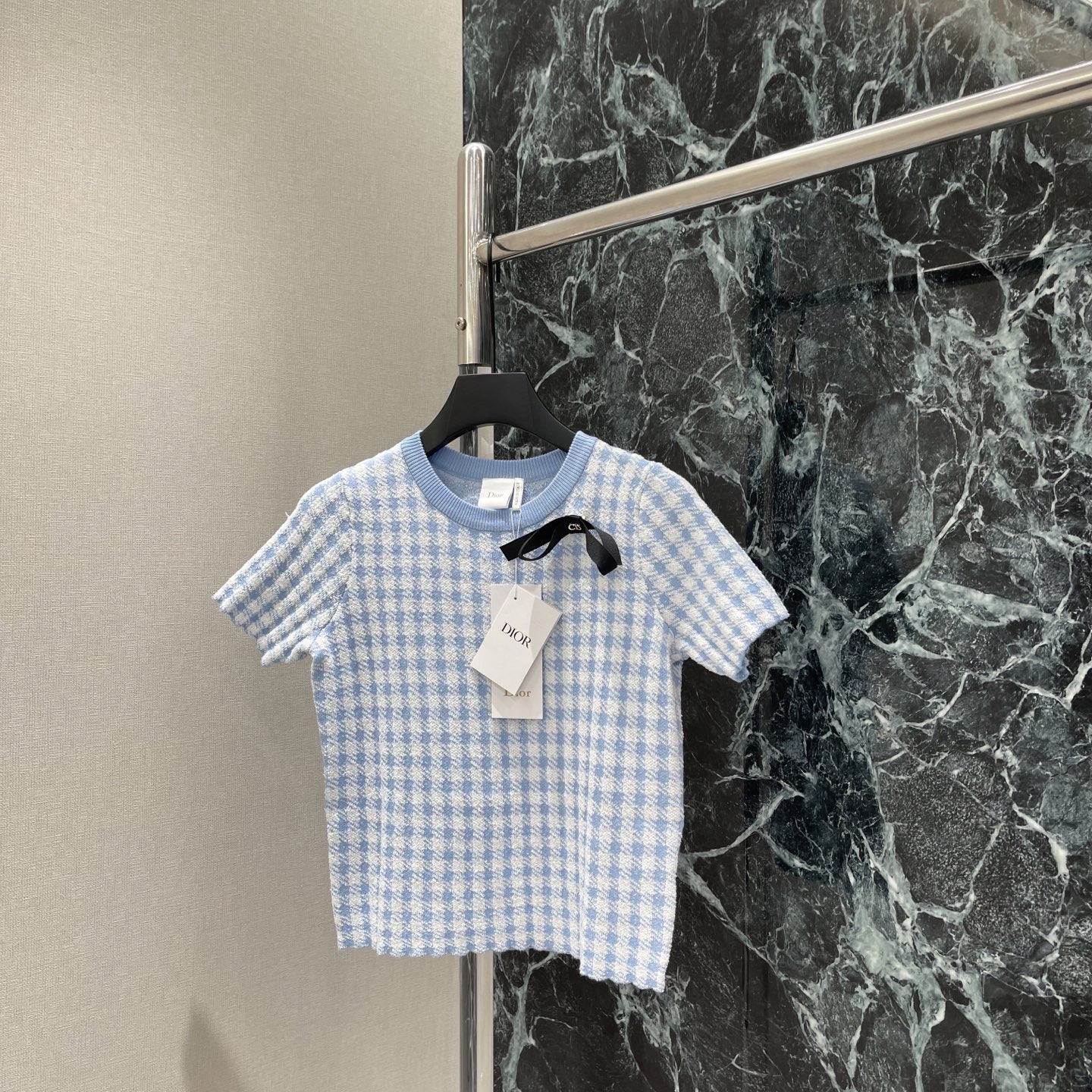 NO:823133,Ｄ家 26 new summer styles Plaid knitted short sleeves Plaid + round neck design Simple and exquisite, can be easily used in daily or light luxury occasions. Black bow embellishment, perfect details, high brand recognition! Paired with jeans or skirts, fresh and elegant, easy to get a sense of luxury ~ two colors SML, Dior-clothing, dior, skirts, jeans, T-shirt,19860909Ｄ家 26夏季新款 格纹针织短袖 格纹+圆领设计 简约又精致 日常或轻奢场合都能轻松驾驭 黑色蝴蝶结点缀 细节满分 品牌辨识度超高!搭配牛仔裤或半裙,清新优雅,轻松 get高级感~两个色SML,迪奥-服装,dior,skirts,jeans,T-shirt,,Women's clothing
