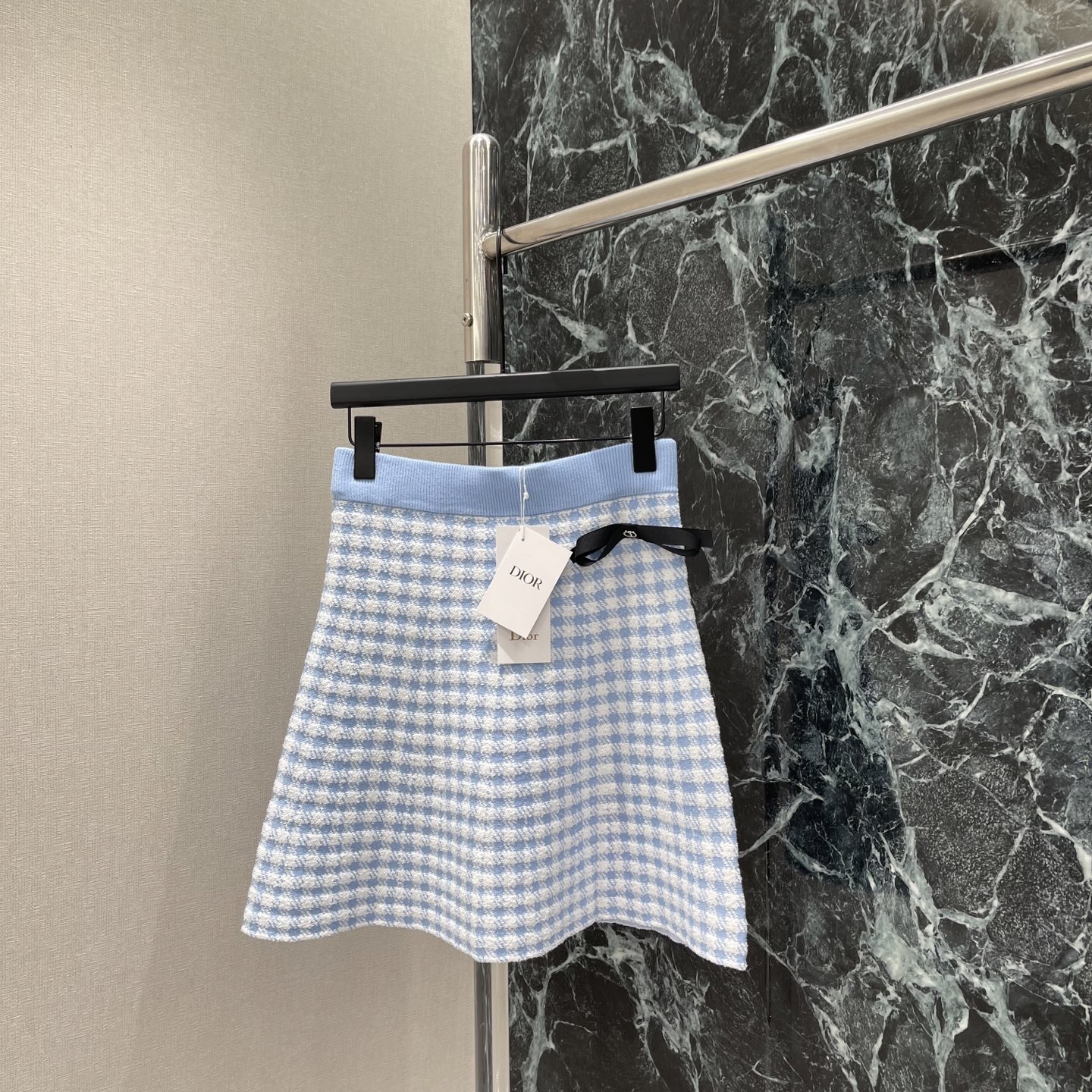 NO:823124,Ｄ家 26 new summer style plaid skirt, plaid design, sweet and age-reducing, A-line pleated skirt, super long legs, black bow embellishment at the waist, full of playfulness, easy to control for daily outings, dates, and photos. Pair it with tops of the same color or simple accessories, and you can easily get a gentle atmosphere. Two colors SML, Dior-clothing, dior, skirts,19860909Ｄ家 26夏季新款 格纹半身裙 格纹设计 甜美又减龄 A字百褶裙摆超显腿长 腰部黑色蝴蝶结点缀 俏皮感满分 日常出街 约会 拍照都能轻松驾驭 搭配同色系上衣或简约配饰,温柔氛围感轻松get.两个色SML,迪奥-服装,dior,skirts,,Women's clothing