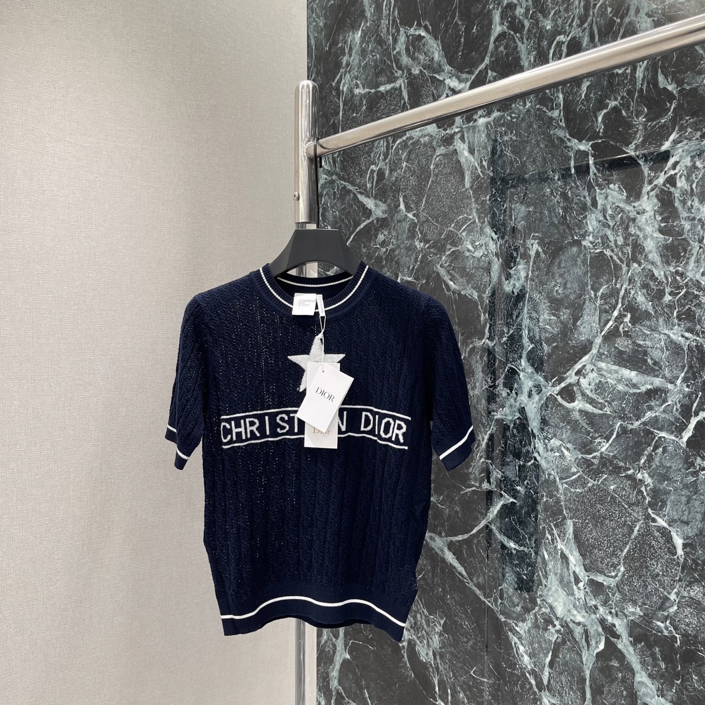 NO:823129,Ｄ家 26 new summer style Lucky Star knitted short sleeves. The hollow design is super layered! The black five-pointed star + brand letters on the front have perfect brand recognition. It can be easily used for daily commuting or leisure. Three colors SML, Dior-clothing, dior, T-shirt,19860909Ｄ家 26夏季新款 幸运星针织短袖 镂空设计超有层次感!正面黑色五角星+品牌字母字样 品牌辨识度满分 日常通勤或休闲都能轻松驾驭.三个色SML,迪奥-服装,dior,T-shirt,,Women's clothing