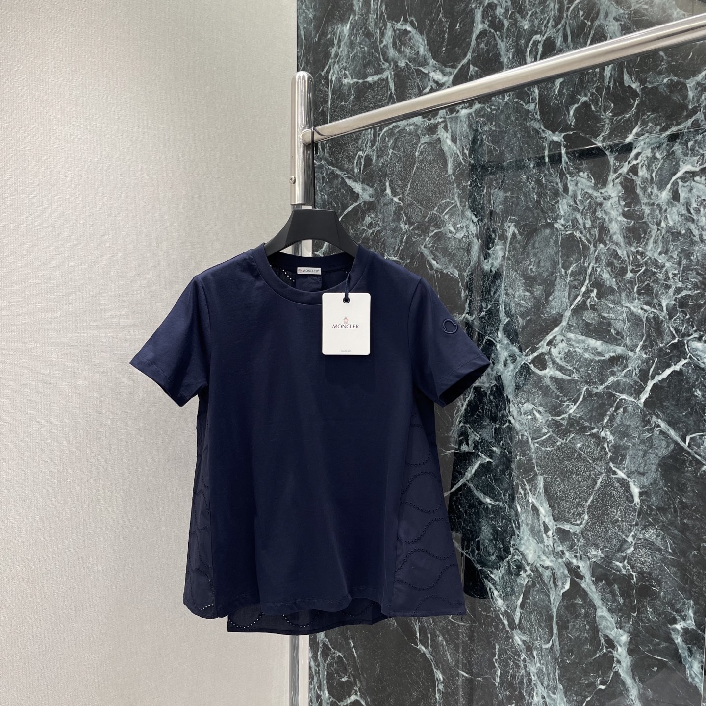 NO:823107,Mengkou 26 new summer style short-sleeved T-shirt, simple round neck + right shoulder cut, modified shoulder lines, showing temperament, exquisite embroidery on the body, perfect details, low-key and recognizable, loose fit, strong tolerance, can be worn alone or layered, can be easily controlled for commuting and leisure ~ three colors SML, Mengkou-clothing, Moncler, T-shirt, tees, t-shirt,19860909蒙口 26夏季新款 短袖T恤 简约圆领+正肩剪裁 修饰肩部线条 显气质 衣身有精致刺绣 细节满分 低调又有辨识度 宽松版型 包容性强 单穿或内搭都很OK,通勤休闲都能轻松驾驭~三个色SML,蒙口-服装,Moncler,T-shirt,tees，t-shirt,,Women's clothing