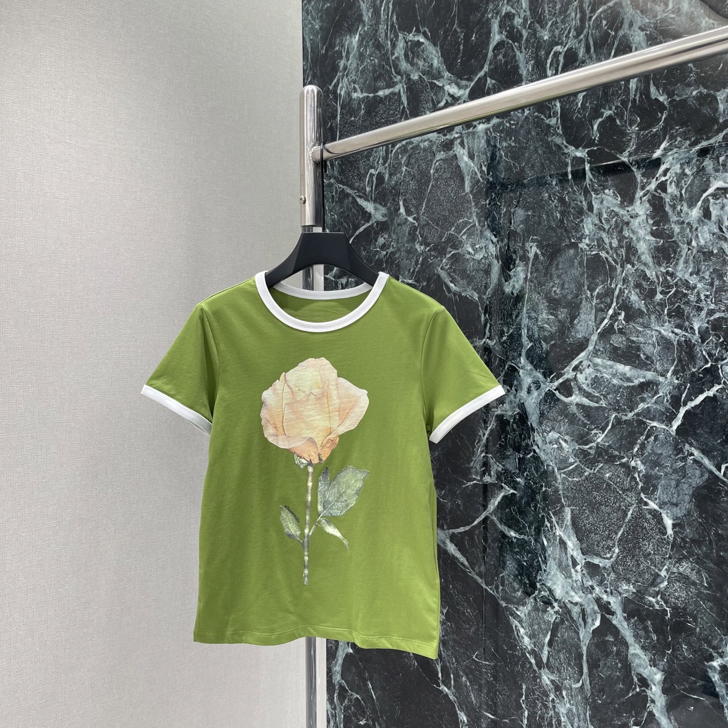 NO:827924,Ac 26 summer new rose print T-shirt with retro distressed rose print. The contrasting hemming design is super recognizable! The short version highlights the waistline and easily creates a Nordic style laziness. The rose print details are exquisite and full of artistic sense. The sweet and cool retro style is easy to handle! Two colors SML, women's clothing, tees, t-shirt,19860909Ac 26夏季新款 玫瑰印花T恤 搭配复古做旧玫瑰印花 撞色包边设计超有辨识度!短款版型凸显腰线,轻松打造北欧风慵懒感 玫瑰印花细节精致艺术感满满 甜酷复古风轻松拿捏!两个色SML,女装,tees，t-shirt,,Women's clothing