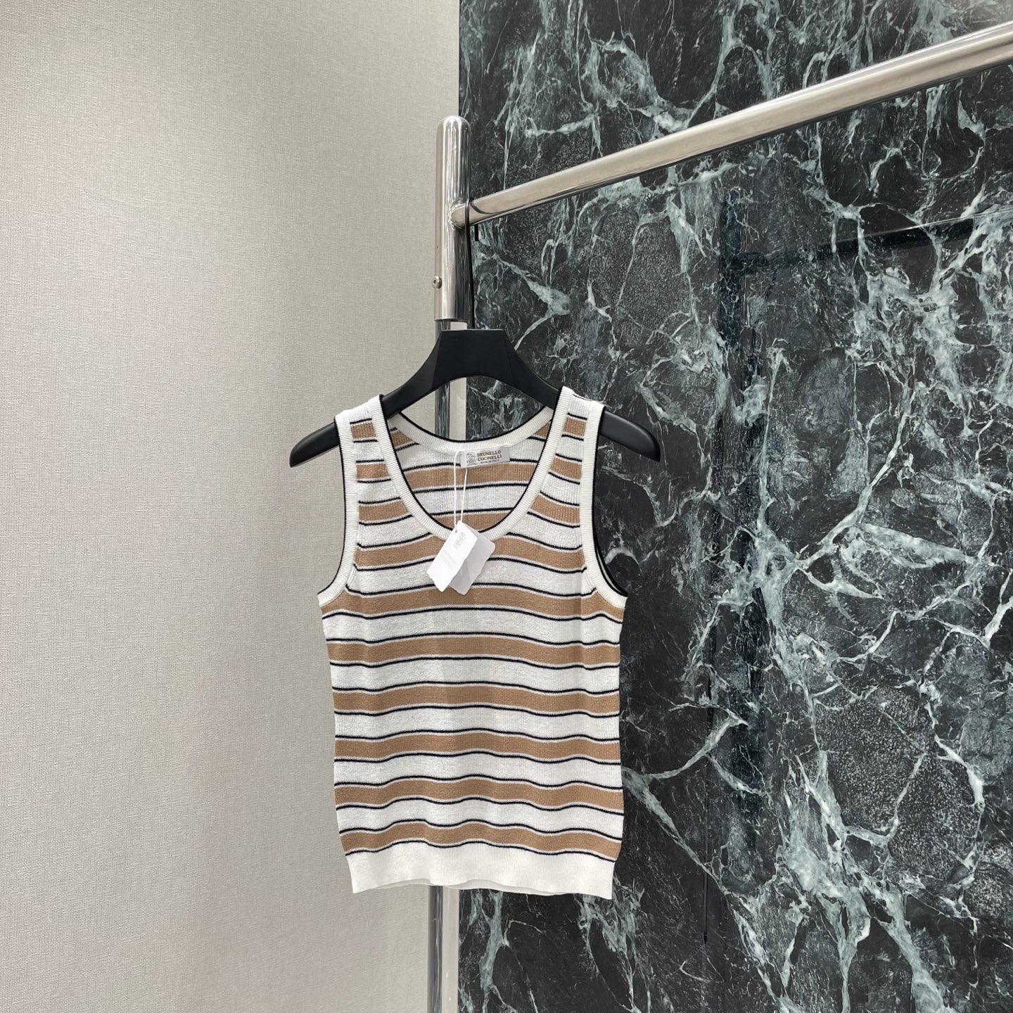 NO:823127,P The highest version on the market, the girl will inspect the goods, trim the three marks on the threads, and ship the goods. If you want quality and service, please add me on WeChat. We will not accept urgent orders. BC 26 new summer striped knitted vest, white background with brown and black stripes, simple retro style round neck sleeveless design, very versatile to wear alone or inside. It can be easily managed for daily commuting and leisure. Pair it with high-waisted pants or skirts. Refreshing summer style is easy to get! One color SML, women's clothing, skirts,19860909P市面最高版本小妹验货、修剪线头上三标、发货可发图及拍视频,要品质要服务的加我微信,不接急单. BC 26夏季新款 条纹针织背心 白色底色配棕色和黑色条纹 简约复古风圆领无袖设计 单穿或内搭都很百搭.日常通勤 休闲都能轻松驾驭 搭配高腰裤或半身裙 清爽夏日造型轻松get!一个色SML,女装,skirts,,Women's clothing