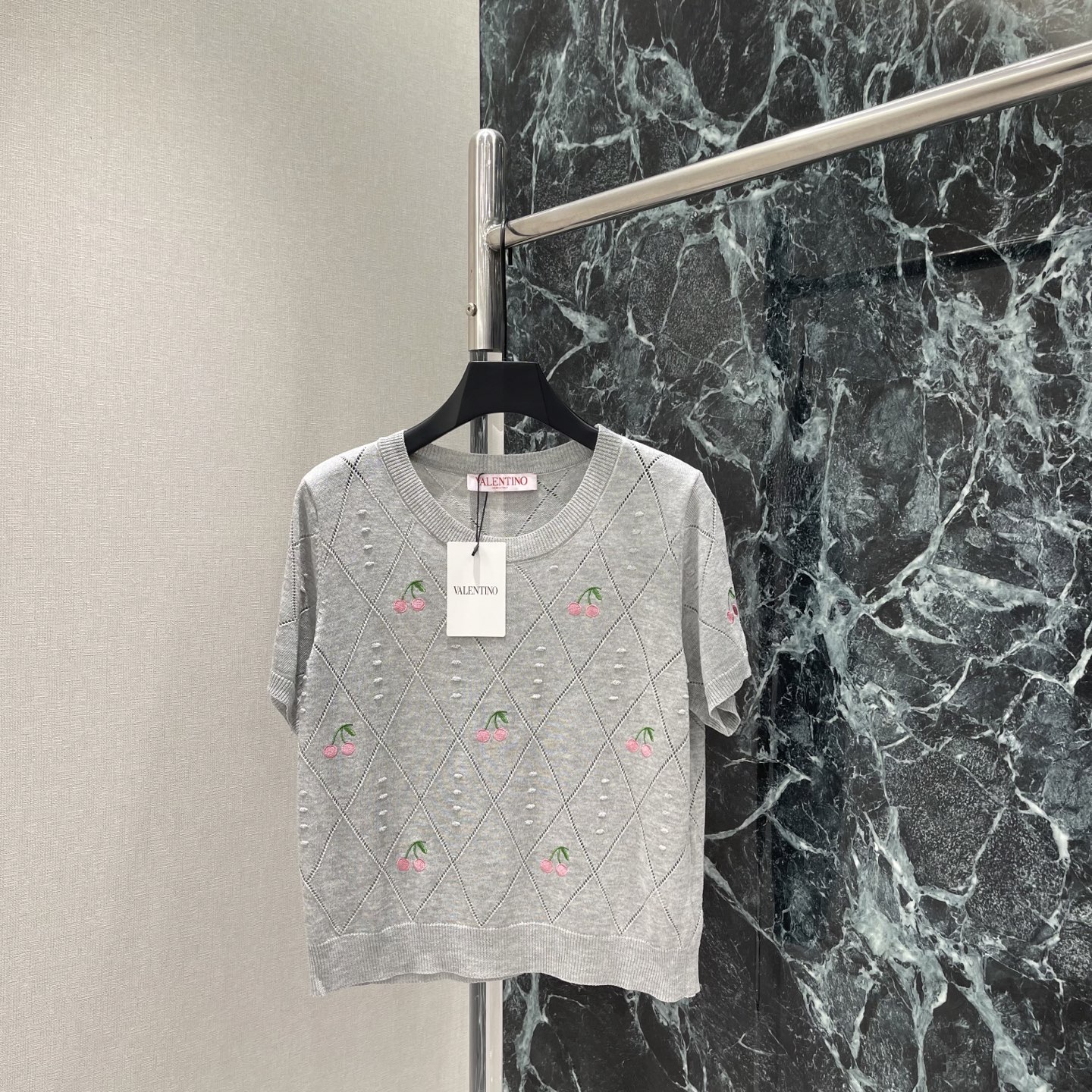 NO:823108,Val Warren 26 new summer style cherry embroidery sweater, rhombus hollow + cherry embroidery, exquisite and playful! The cherry embroidery is super recognizable. It goes well with jeans or skirts. It can easily create a sweet or casual style. Comfortable and stylish, a must-have for summer wardrobe! Two colors SML, Valentino-clothing, valentino, skirts, jeans,19860909Val华伦 26夏季新款 樱桃刺绣针织衫 菱格镂空+樱桃刺绣 精致又俏皮!樱桃刺绣超有辨识度 搭牛仔裤或短裙都很出彩 轻松打造甜美or休闲风 舒适又有设计感,夏日衣橱必备!两个色SML,华伦天奴-服装,valentino,skirts,jeans,,Women's clothing
