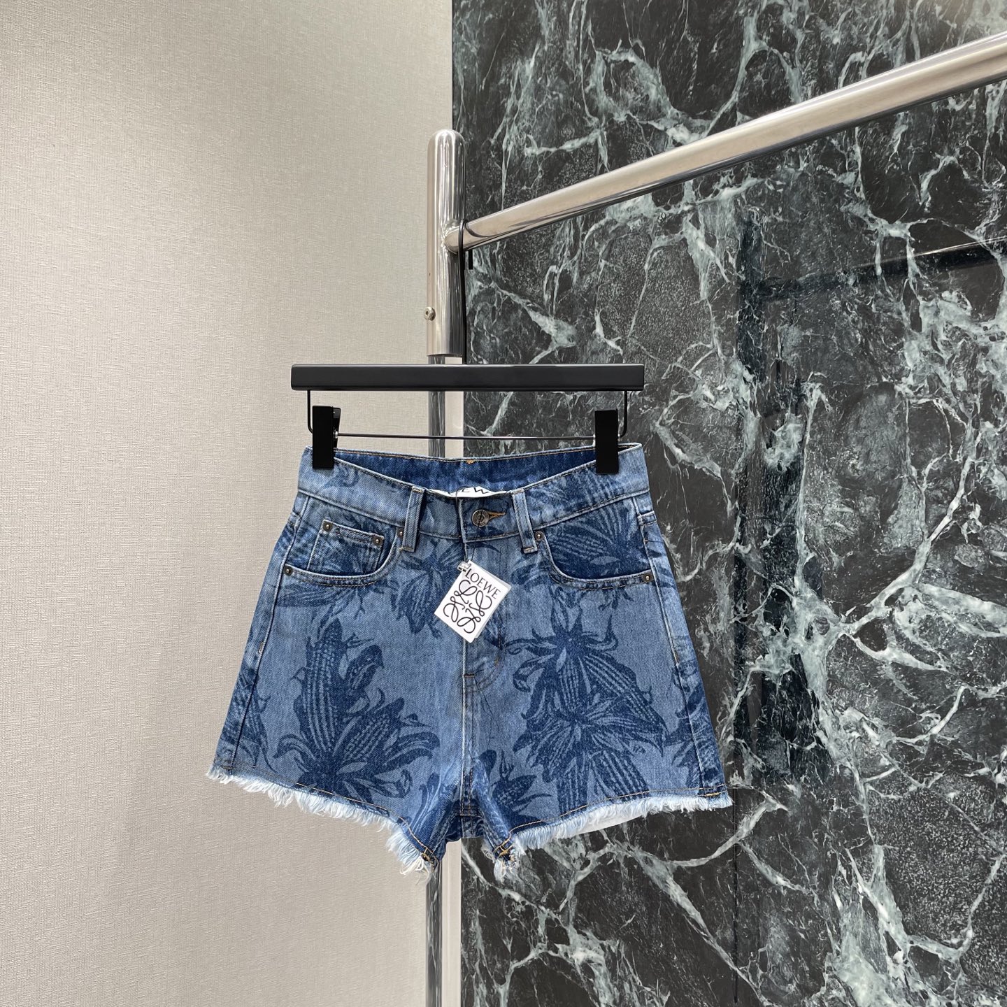 NO:823117,P. The highest version on the market. The girl inspects the goods, trims the three marks on the threads, and delivers the goods. You can send pictures and take videos. If you want quality or service, please add me on WeChat. We will not accept urgent orders. Loewe 26 new summer corn print denim shorts  Low-waist design + raw edge trousers, full of casual feeling, corn print is super interesting and highly recognizable. It can be easily paired with a T-shirt or straw bag for daily outings and vacations. It is fashionable and practical, and can easily create a summer energetic look! One color SML, Loewe-clothing, loewe, espadrilles, shorts, tees, t-shirt,19860909P市面最高版本小妹验货、修剪线头上三标、发货可发图及拍视频,要品质要服务的加我微信,不接急单. 罗意威 26夏季新款 玉米印花牛仔短裤 低腰设计+毛边裤脚,休闲感满满,玉米印花超有趣,辨识度超高.日常出街,度假都能轻松搭配T恤或草编包,时髦又实用,轻松打造夏日活力造型!一个色SML,罗意威-服装,loewe,espadrilles,shorts,tees，t-shirt,,Women's clothing