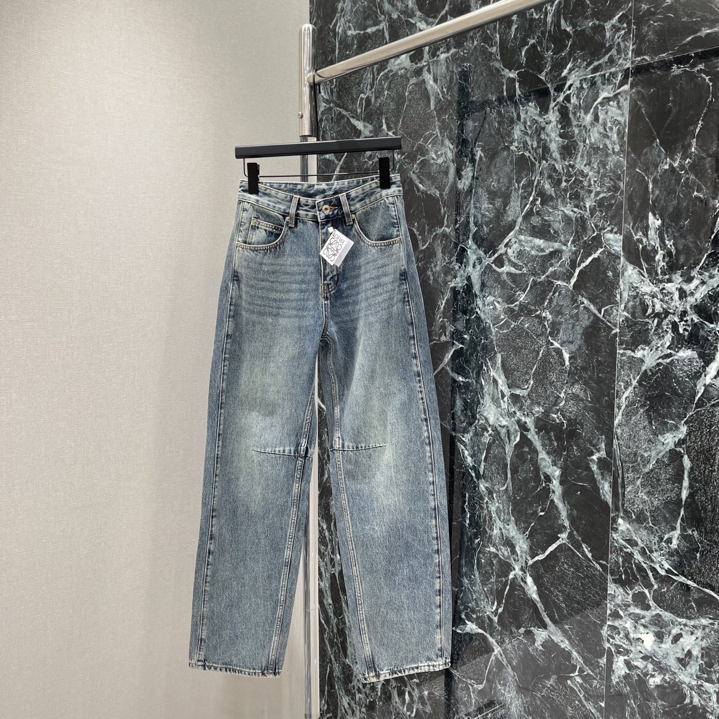 NO:823122,P The highest version on the market, the girl will inspect the goods, trim the three marks on the threads, and ship the goods. You can post pictures and take videos. If you want quality and service, please add me on WeChat. We will not accept urgent orders. Loewe 26 new summer scimitar jeans. Iconic curved tailoring. Modify the crotch and thigh lines. Super friendly to pear-shaped figures! The Anagram embroidered logo on the back pocket is low-key and recognizable. Retro washed blue, full of old feel.  Easily create a lazy and casual style, a must-have for daily wear! One color SML, Loewe-clothing, loewe, jeans,19860909P市面最高版本小妹验货、修剪线头上三标、发货可发图及拍视频,要品质要服务的加我微信,不接急单. 罗意威 26夏季新款 弯刀牛仔裤 标志性弧形剪裁 修饰胯部和大腿线条 对梨形身材超友好!后袋Anagram刺绣 Logo 低调又有辨识度 .复古水洗蓝色,做旧感满满 轻松打造慵懒随性风格,日常穿搭必备!一个色SML,罗意威-服装,loewe,jeans,,Women's clothing
