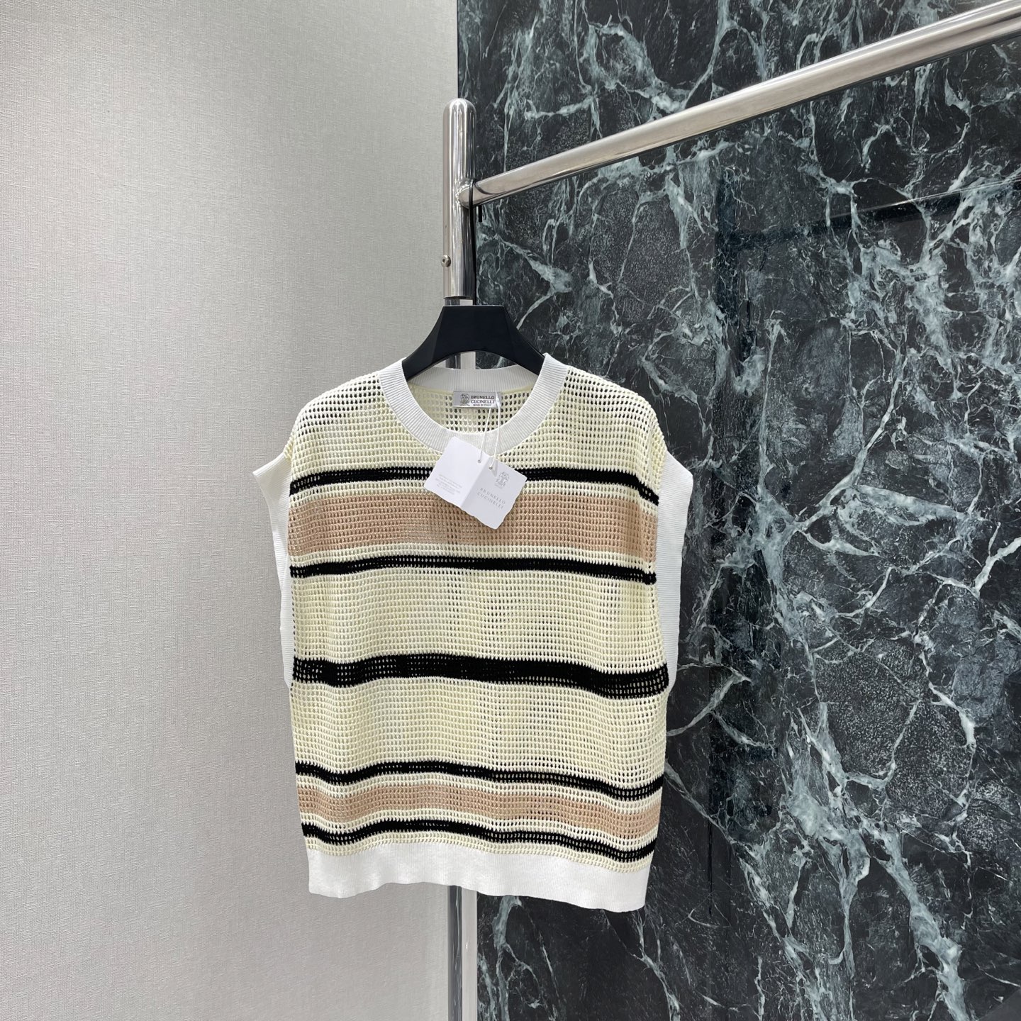 NO:823111,P The highest version on the market, the girl will inspect the goods, trim the three marks on the threads, and ship the goods. If you want quality and service, please add me on WeChat. We will not accept urgent orders. BC 26 new summer style hollow striped knitted vest. Contrast stripe design. Simple and layered. Round neck and sleeveless. Wear alone in spring, summer or early autumn. Layering is OK! The hollow details make the whole body lighter. It can be easily controlled for daily commuting and leisure outings. Comfortable and fashionable.  It is a versatile and practical item! One color SML, women's clothing,19860909P市面最高版本小妹验货、修剪线头上三标、发货可发图及拍视频,要品质要服务的加我微信,不接急单. BC 26夏季新款 镂空条纹针织背心 撞色条纹设计 简约又有层次感 圆领无袖 春夏或初秋单穿 叠搭都很OK!镂空细节让整体更轻盈 日常通勤 休闲出街都能轻松驾驭 舒适又时髦 是百搭实用单品!一个色SML,女装,,Women's clothing
