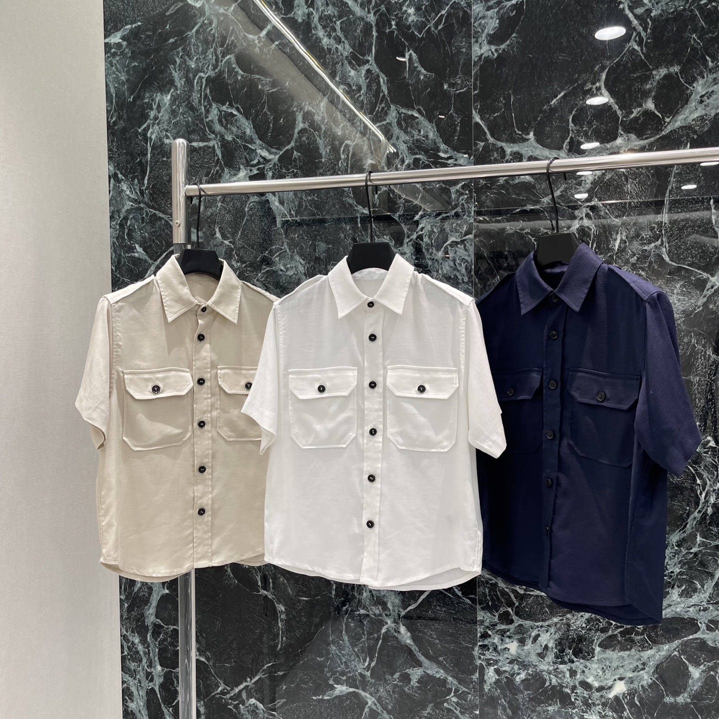 LoroPiana 26春夏新款 亚麻短袖衬衫 双口袋设计 简约又有工装感 翻领短袖很显气质 亚麻面料散