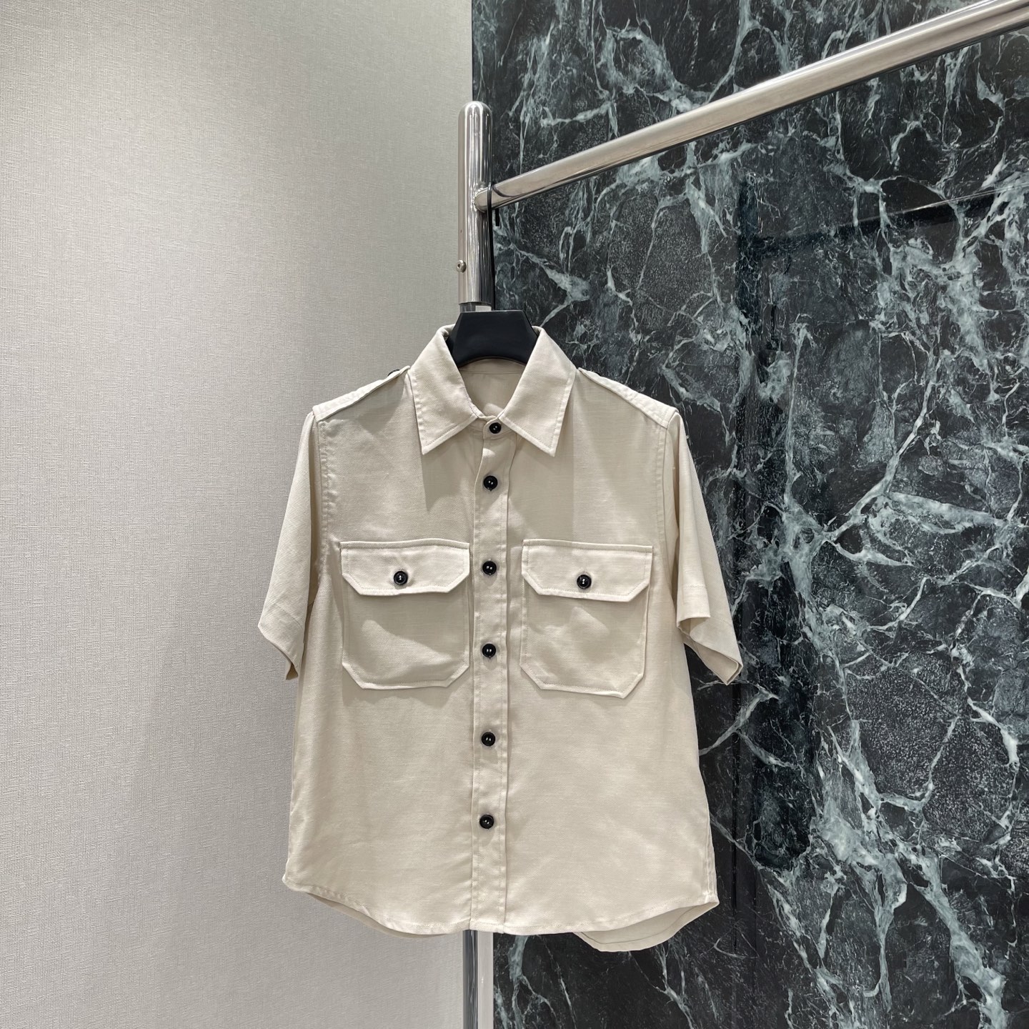 LoroPiana 26春夏新款 亚麻短袖衬衫 双口袋设计 简约又有工装感 翻领短袖很显气质 亚麻面料散