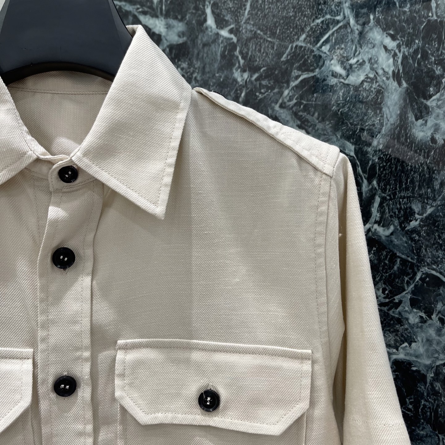 LoroPiana 26春夏新款 亚麻短袖衬衫 双口袋设计 简约又有工装感 翻领短袖很显气质 亚麻面料散